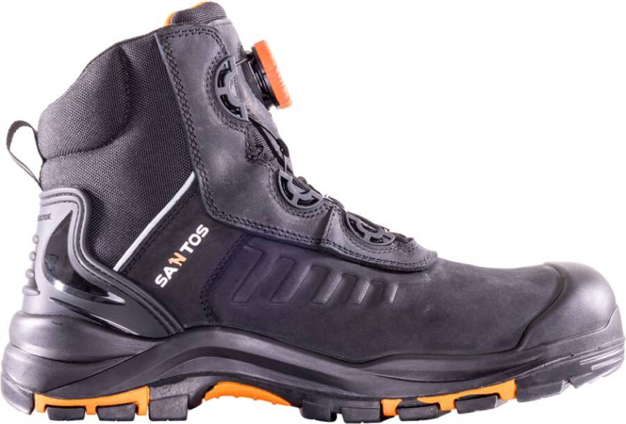 Schwarzer hoher Sicherheitsarbeitsstiefel mit orangefarbenen Akzenten und robuster Sohle, in Seitenansicht auf weißem Hintergrund dargestellt.