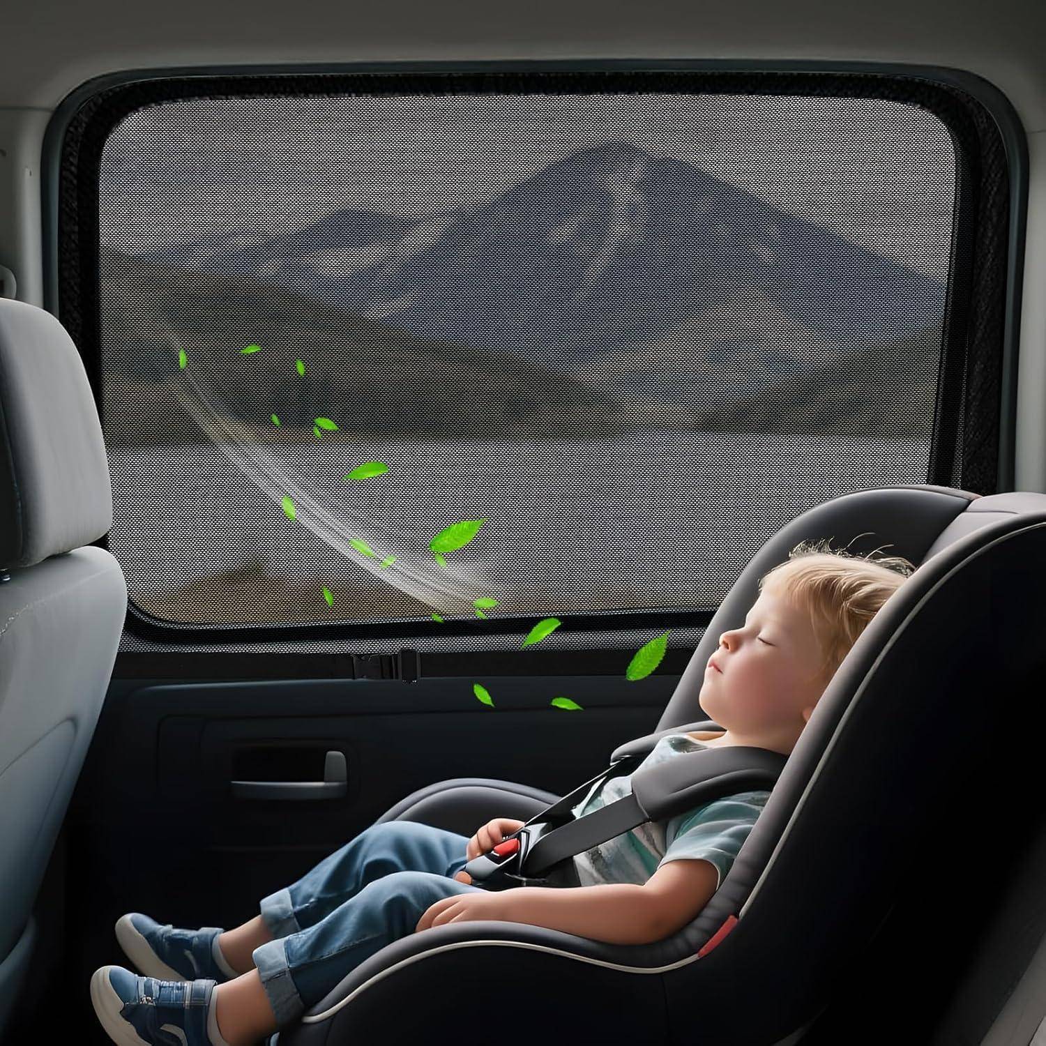 Ein schlafendes Kleinkind, das in einem Autositz neben einem Fenster gesichert ist, mit Bergen und einem See draußen und grünen Blättern, die saubere Luft oder eine friedliche Reise suggerieren.