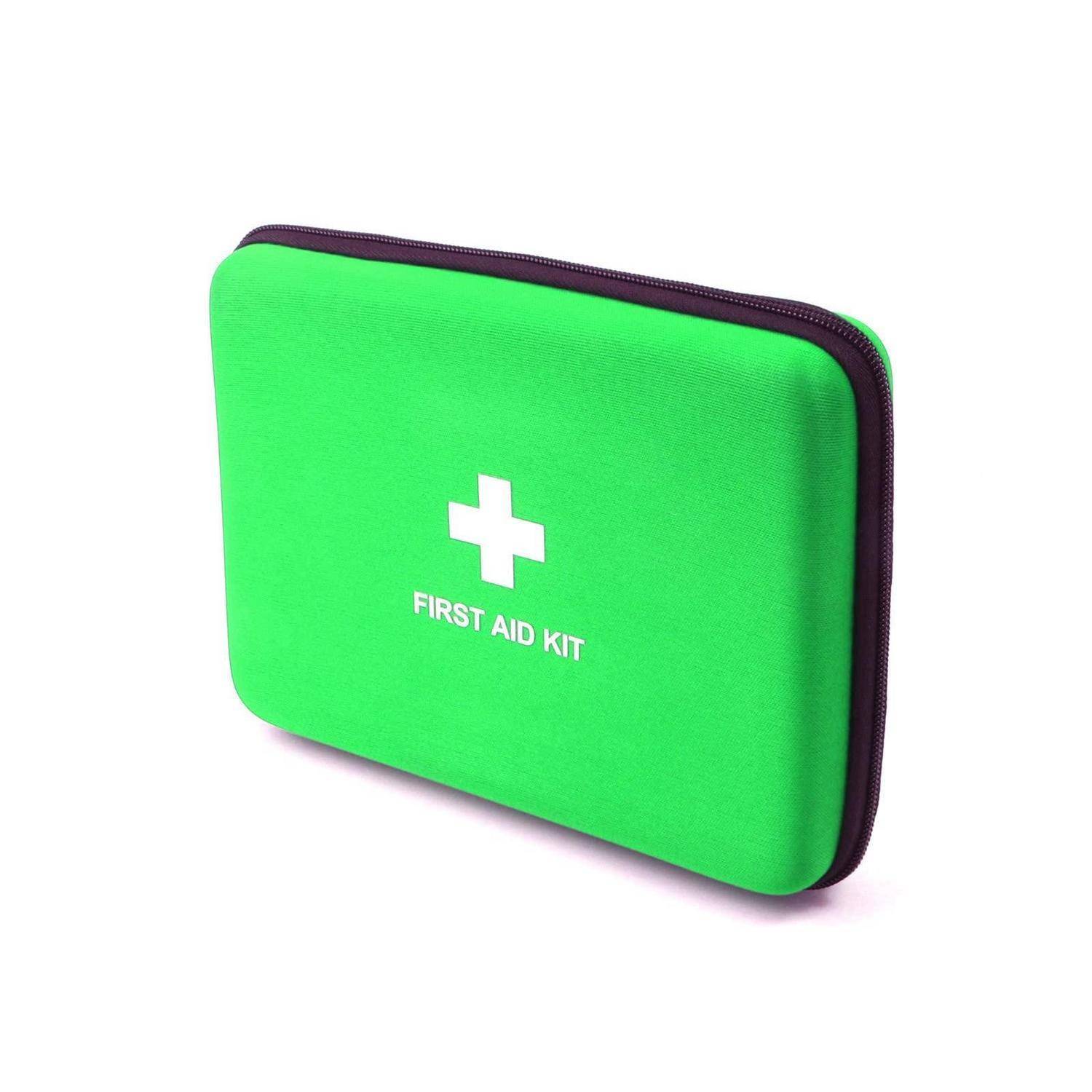 Grüner Erste-Hilfe-Kasten mit weißem Kreuz und der Aufschrift „FIRST AID KIT", gezeigt auf einem einfachen weißen Hintergrund.