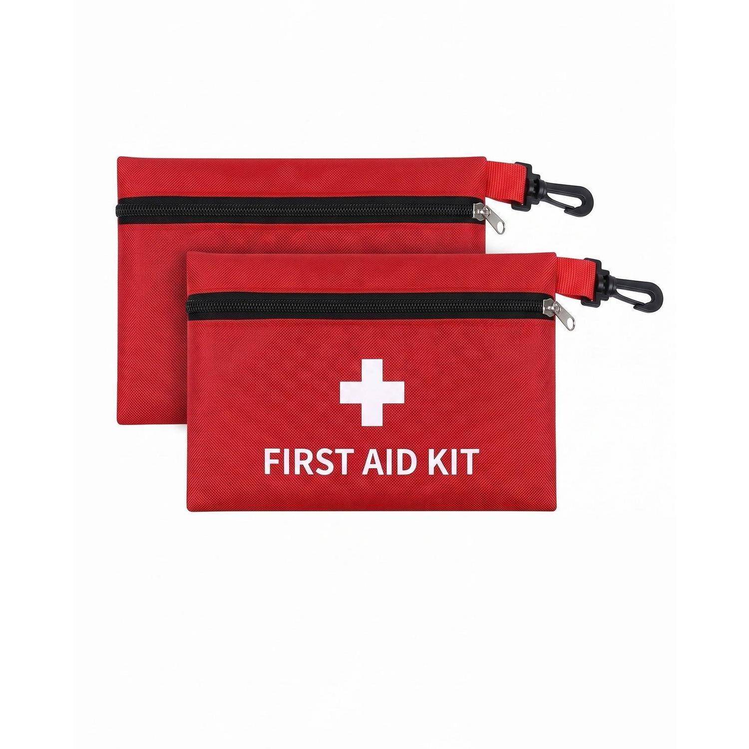 Zwei rote Erste-Hilfe-Taschen mit Reißverschluss, weißem Kreuz und der Aufschrift „FIRST AID KIT