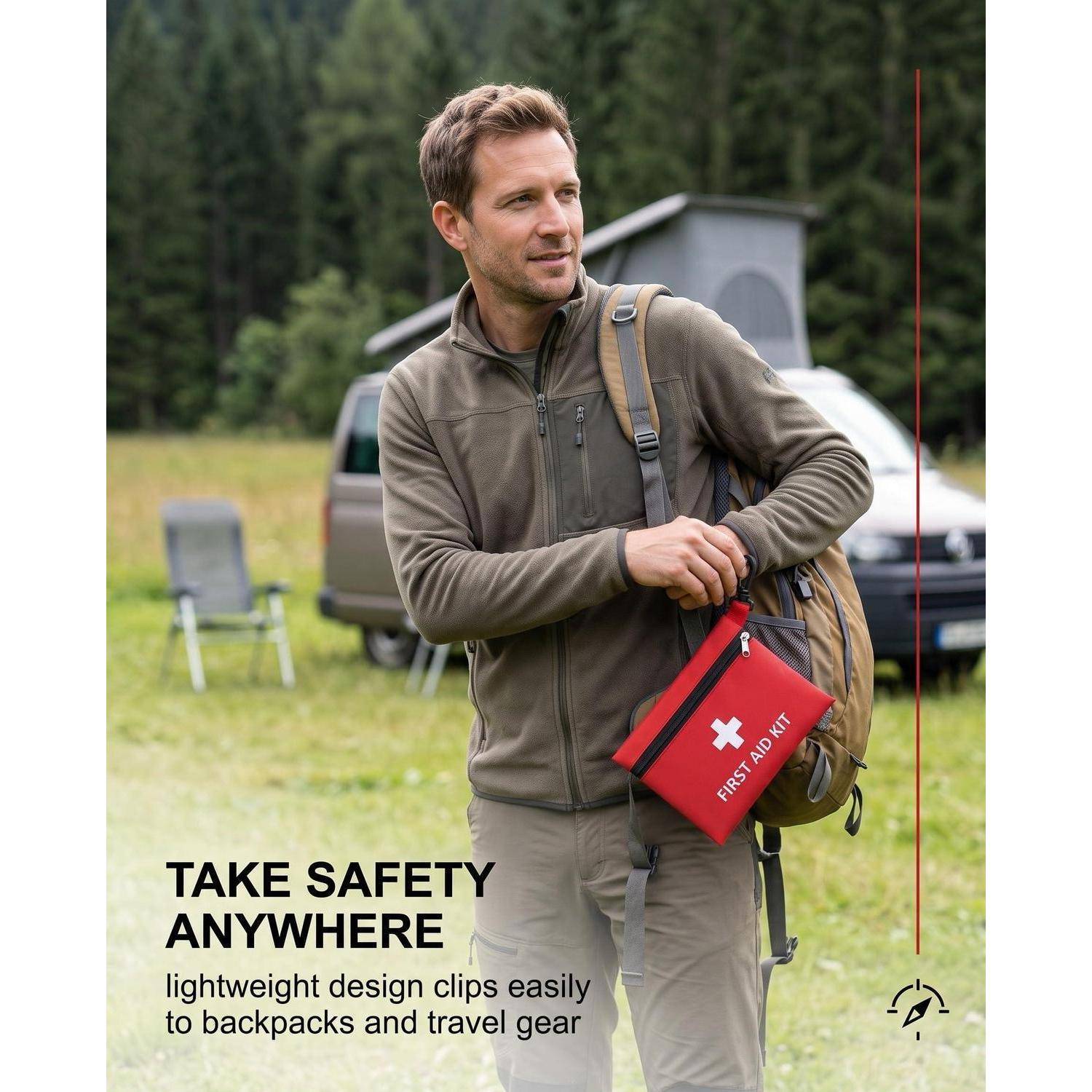 Mann im Freien, der ein rotes Erste-Hilfe-Set neben einem Campingplatz hält; der Text liest sich wie „SICHERHEIT ÜBERALL MITNEHMEN" und besagt, dass das leichte Design an Rucksäcke und Reisegepäck angebracht werden kann.