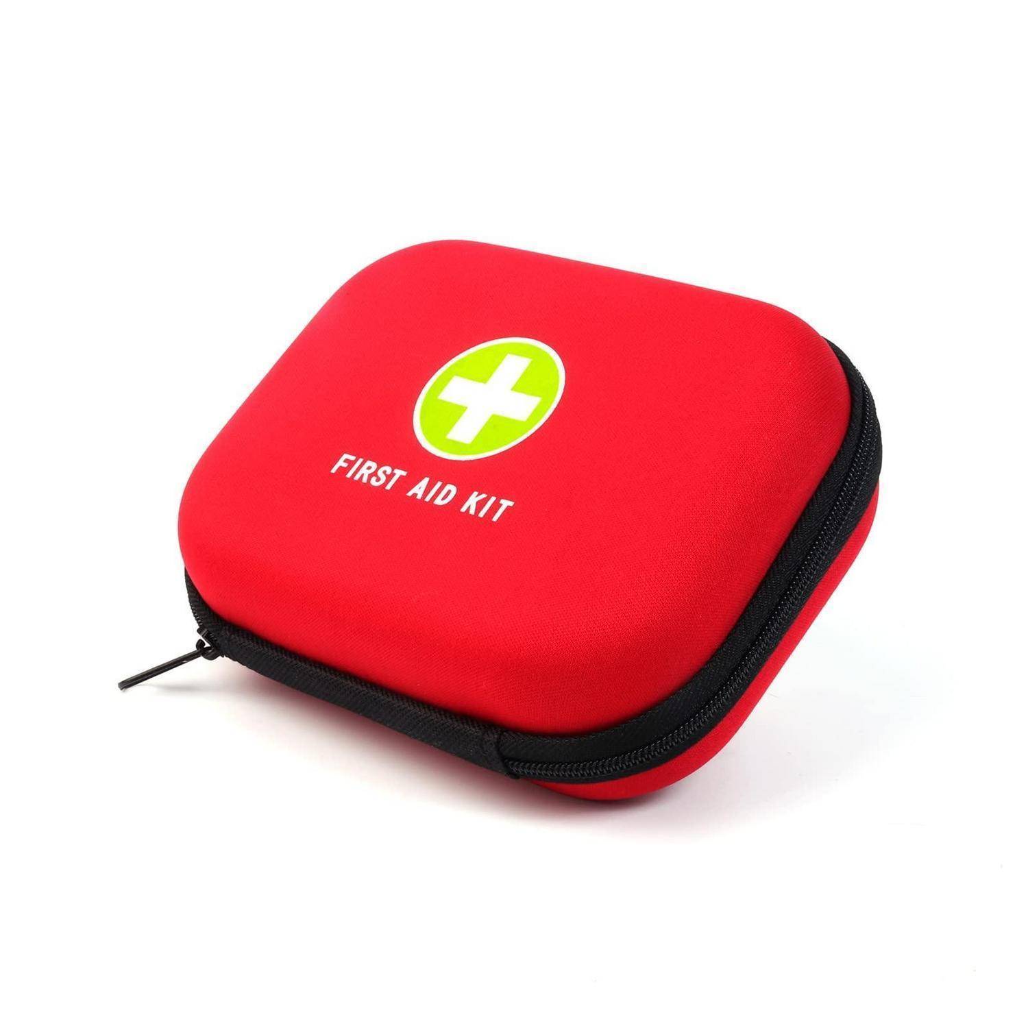 Rote Erste-Hilfe-Tasche mit Reißverschluss, weißem Kreuz und der Beschriftung „FIRST AID KIT