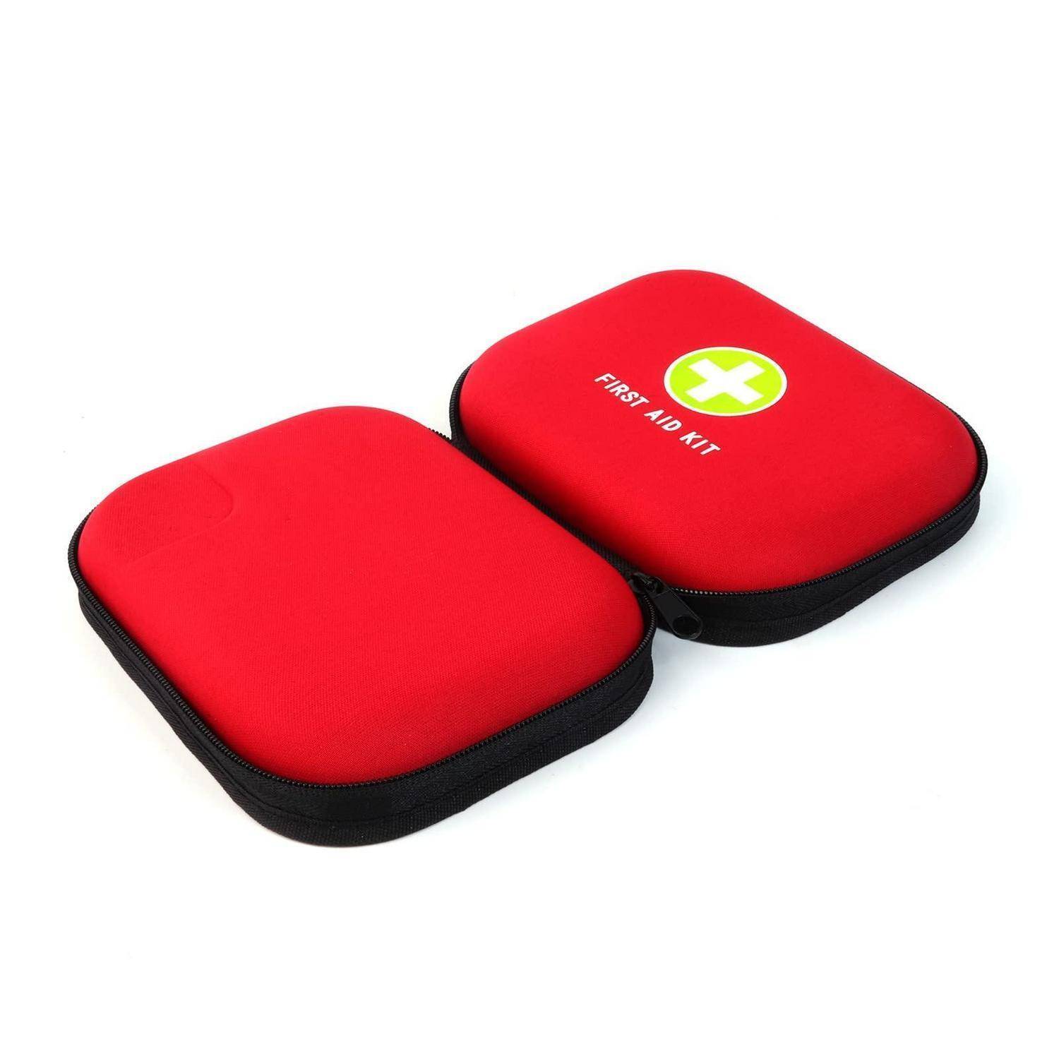 Zwei rote Taschen mit Reißverschluss für Erste-Hilfe-Kästen auf weißem Hintergrund, eine mit der Aufschrift "FIRST AID KIT"" und einem weißen Kreuzsymbol gekennzeichnet.