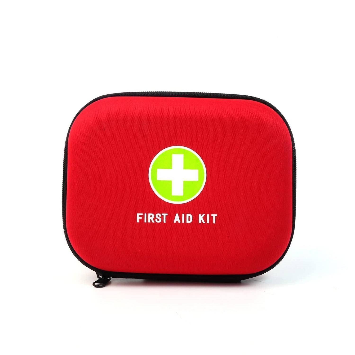 Rote Erste-Hilfe-Kasten mit weißem Kreuz-Symbol und den Worten „FIRST AID KIT" auf der Vorderseite.
