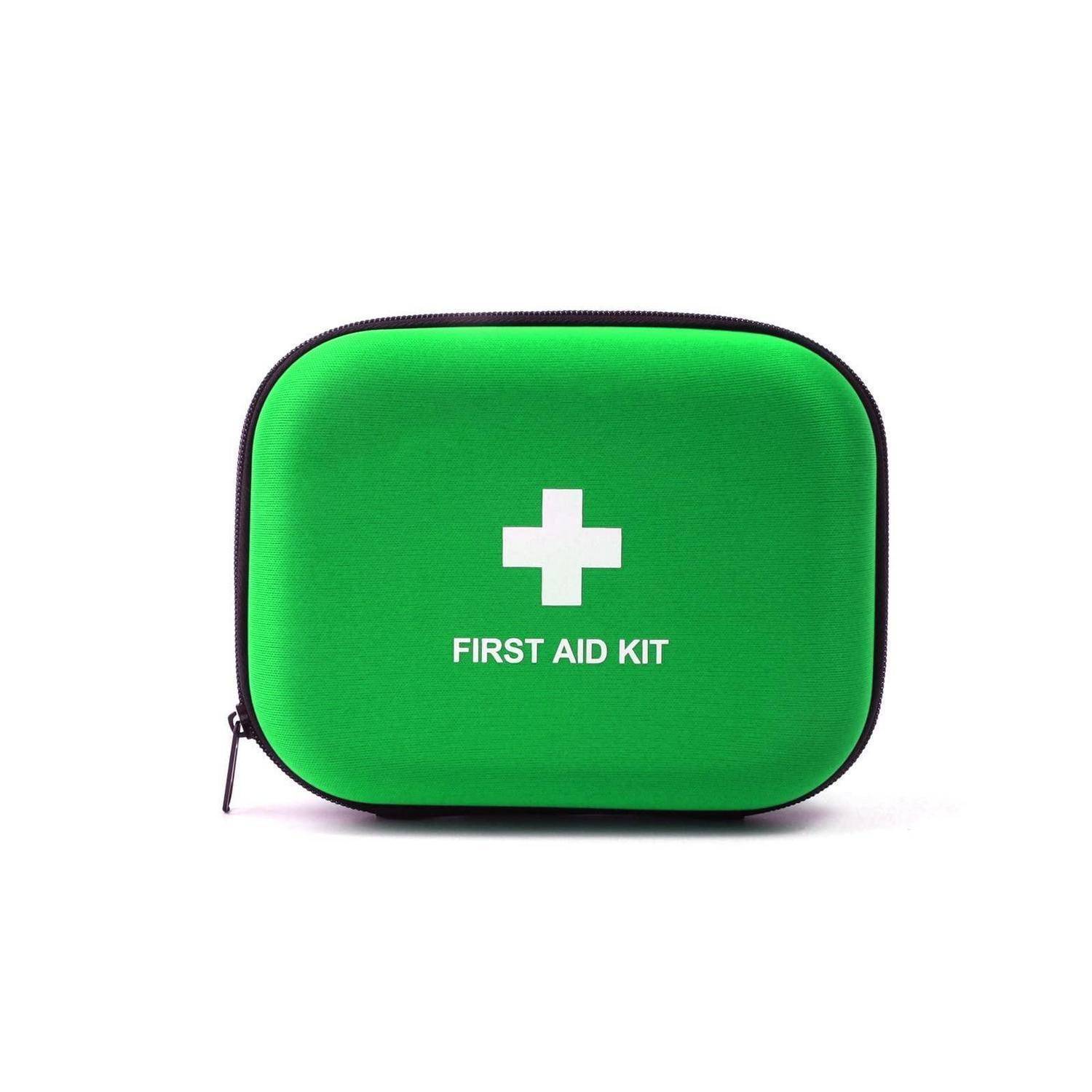 Grüne Erste-Hilfe-Kasten mit weißem Kreuz und den Worten „FIRST AID KIT