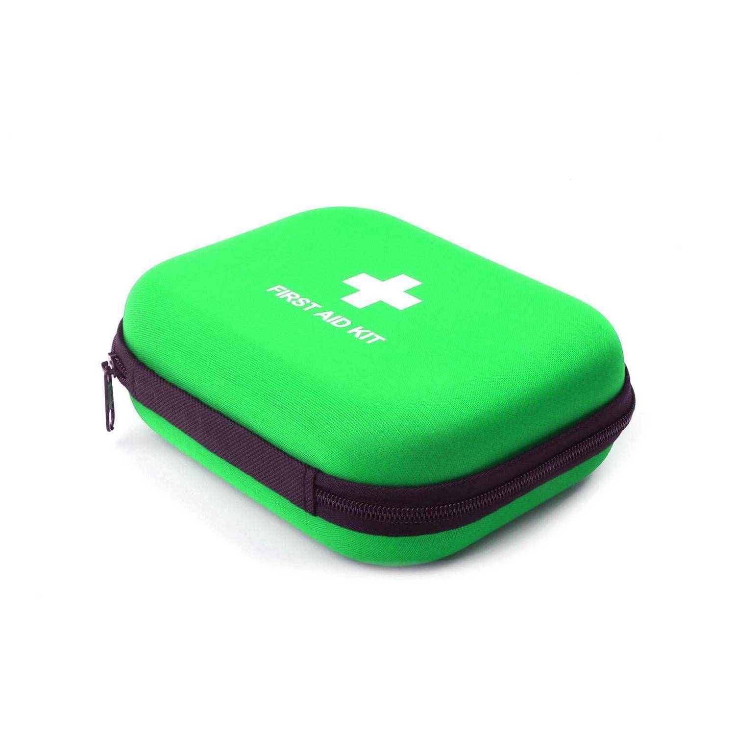 Grüner Erste-Hilfe-Kasten mit weißem Kreuz und der Aufschrift „FIRST AID KIT", geschlossen auf weißem Hintergrund dargestellt.