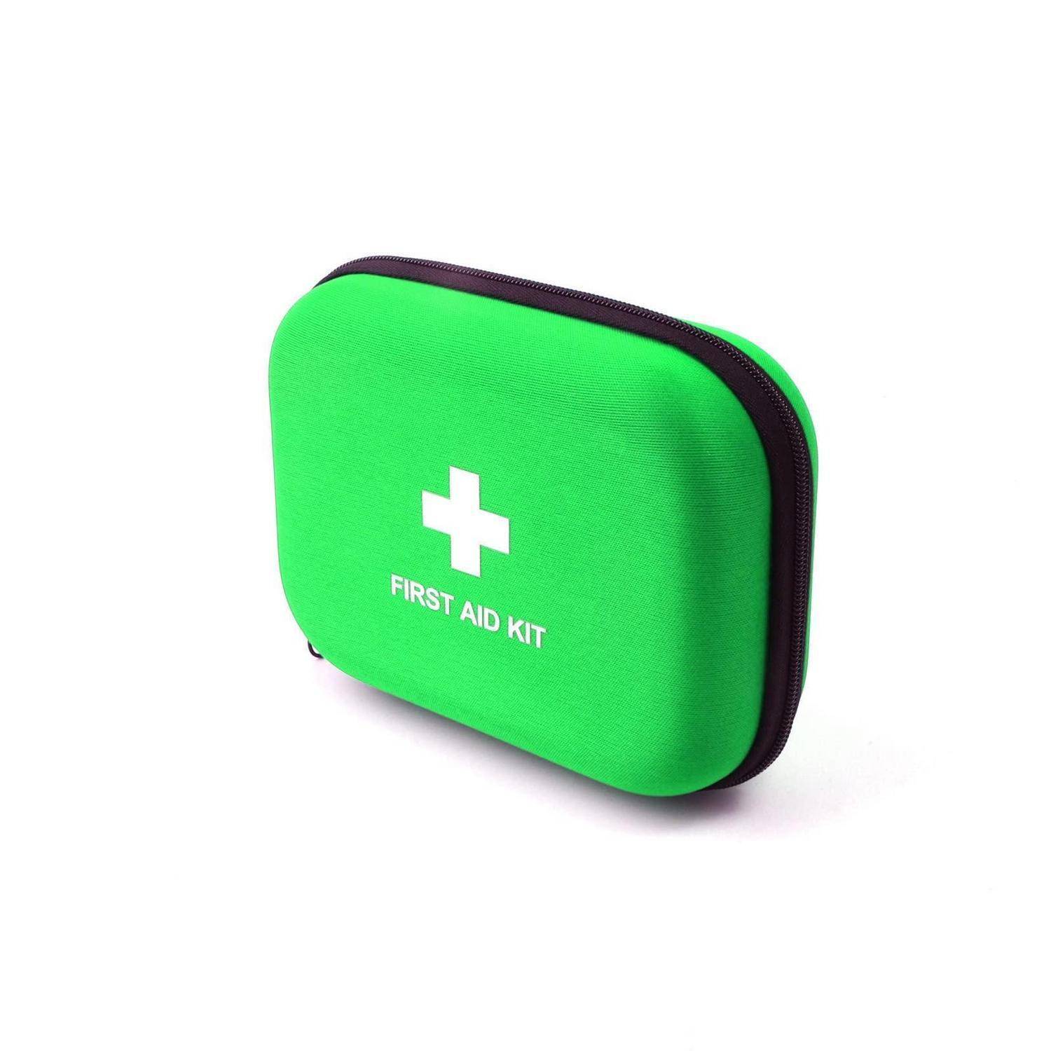 Grüner Erste-Hilfe-Kasten mit weißem Kreuz und der Aufschrift „FIRST AID KIT" auf weißem Hintergrund.