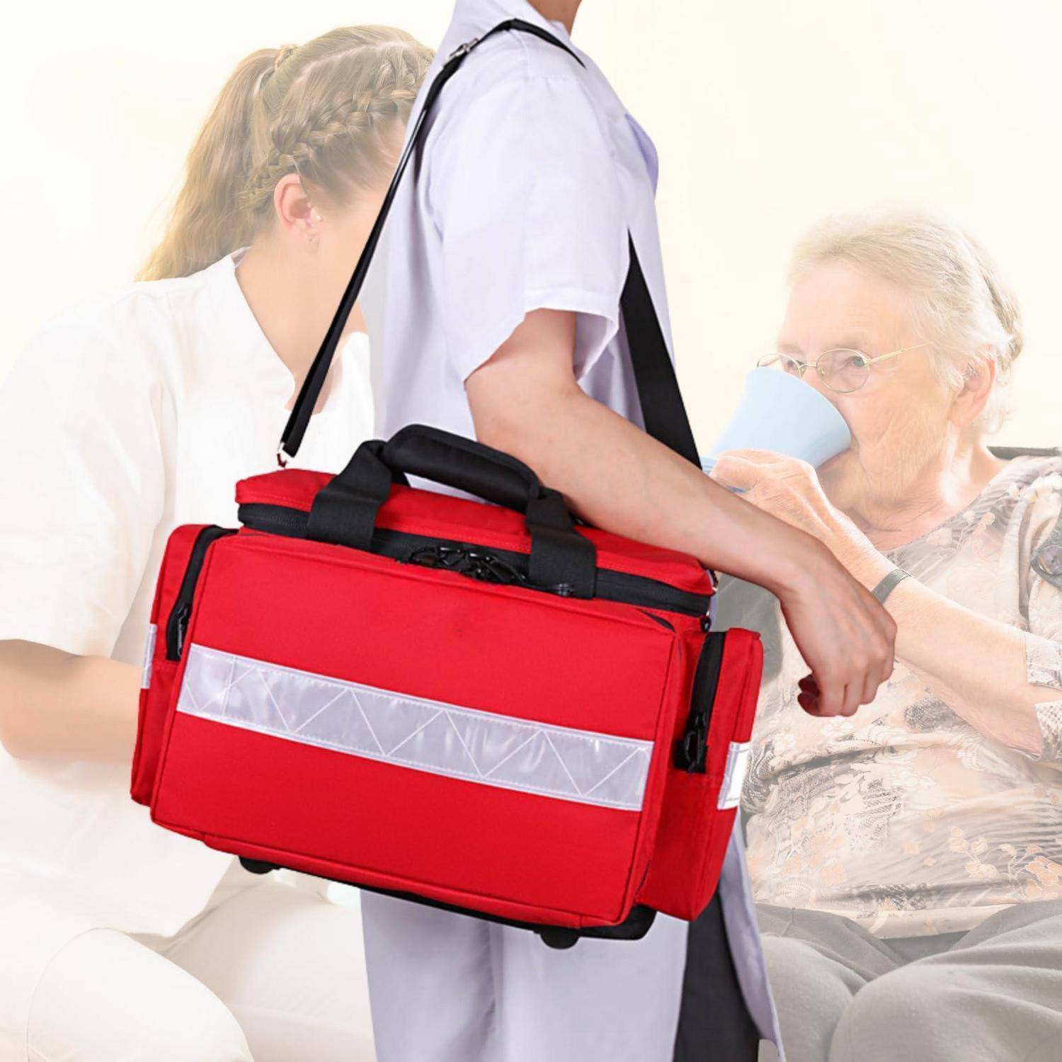 Medizinisches Personal trägt eine rote Erste-Hilfe-Tasche, während es einer älteren Frau beim Trinken aus einer Tasse in einem Innenraum hilft.