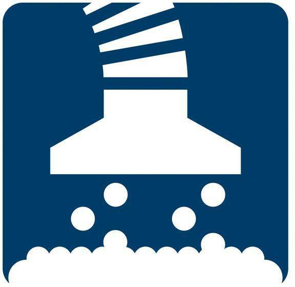 Weißer Duschkopf, der Wassertropfen über eine schaumige Oberfläche vor blauem Hintergrund sprüht – Symbol.