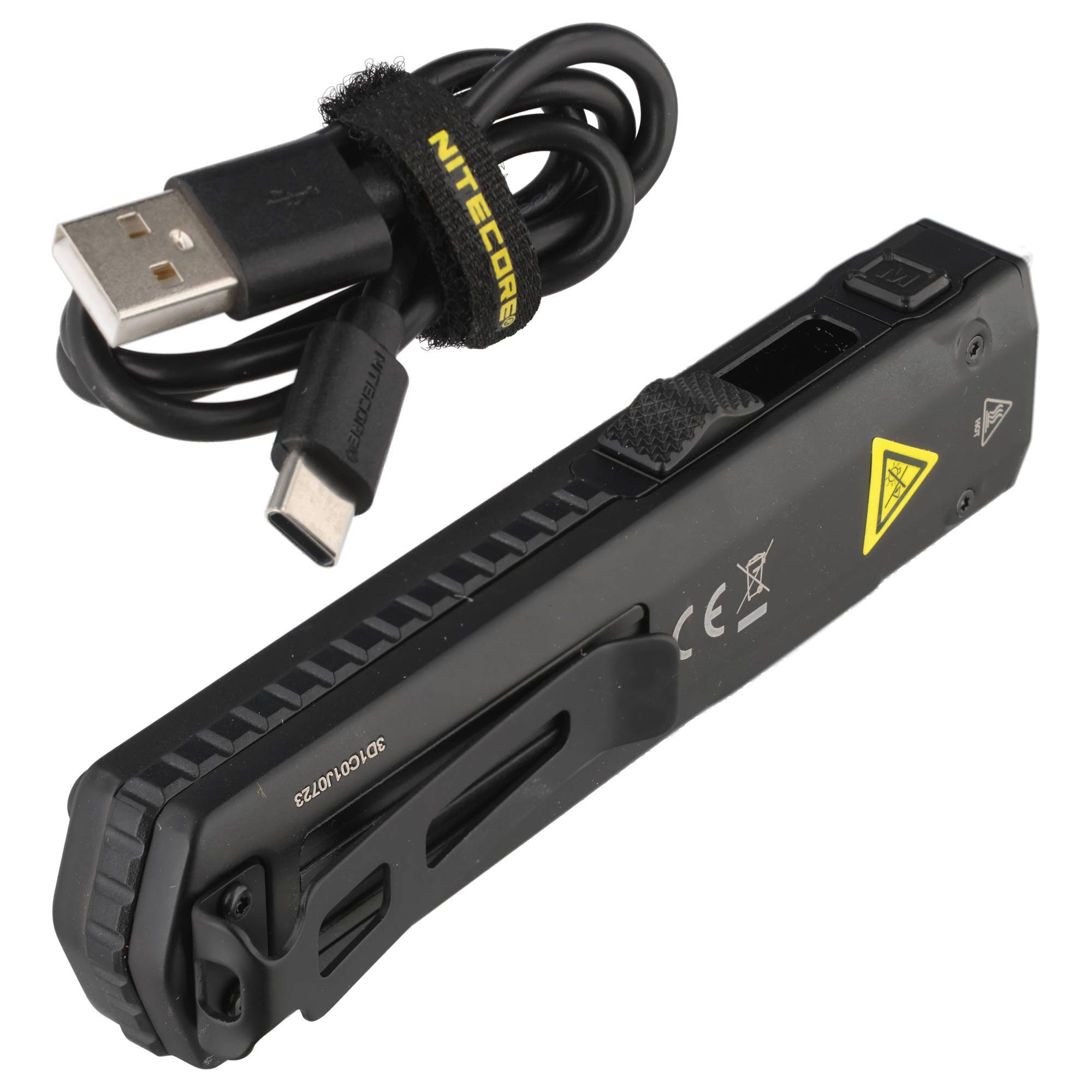 Schwarze tragbare wiederaufladbare Taschenlampe mit strukturiertem Griff, Ein-/Aus-Schalter und angeschlossenem USB-A-zu-USB-C-Ladekabel
