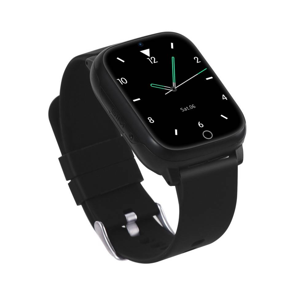 Schwarze Smartwatch mit quadratischem Gehäuse und schwarzem Armband, zeigt ein analog anmutendes Ziffernblatt auf weißem Hintergrund.