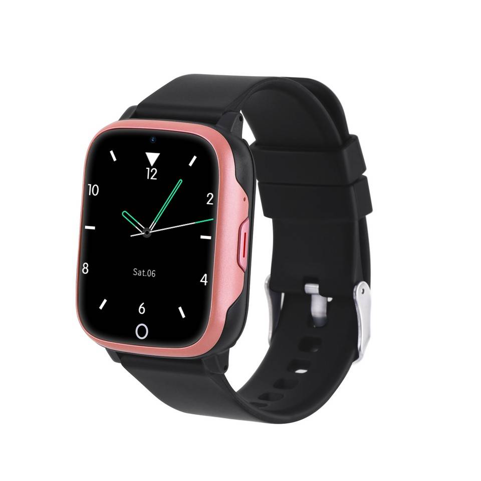 Rosa und schwarze quadratische Smartwatch mit analogem Zifferblatt, weißen Ziffern und schwarzem Silikonarmband auf weißem Hintergrund.
