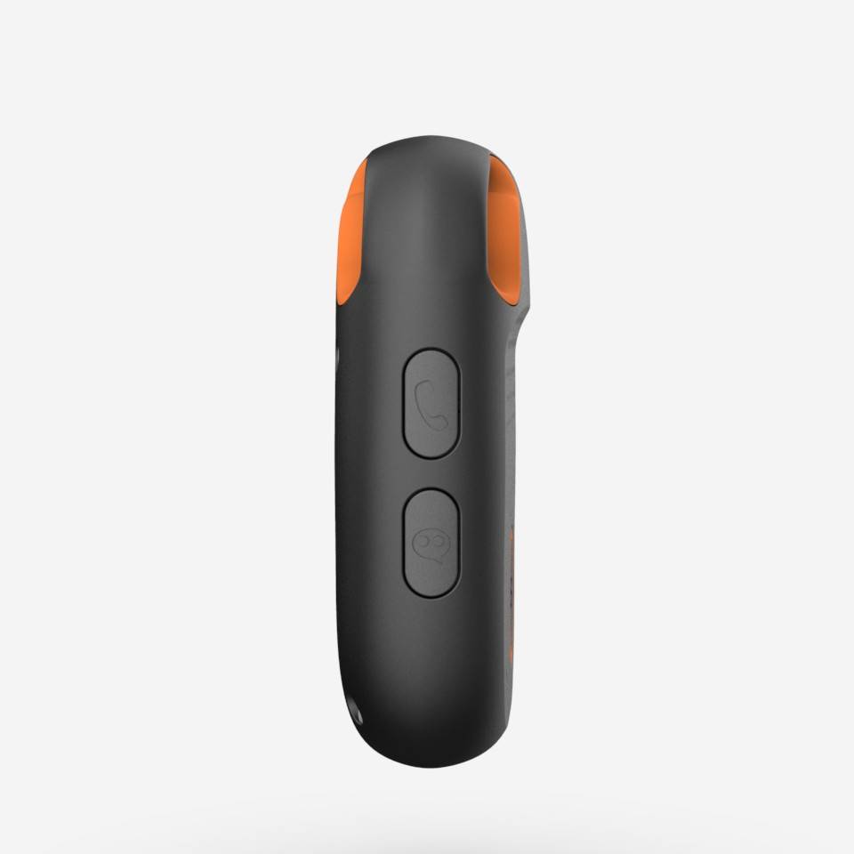 Schwarze tragbare Fernbedienung oder Controller mit orangefarbenen Seitengriffen und zwei vorderen Tasten auf weißem Hintergrund