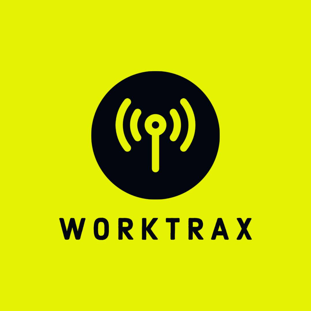 Yellow WorkTrax logo mit einem schwarzen Kreis, der ein Funksignalsymbol über dem Wort "WORKTRAX"" enthält.