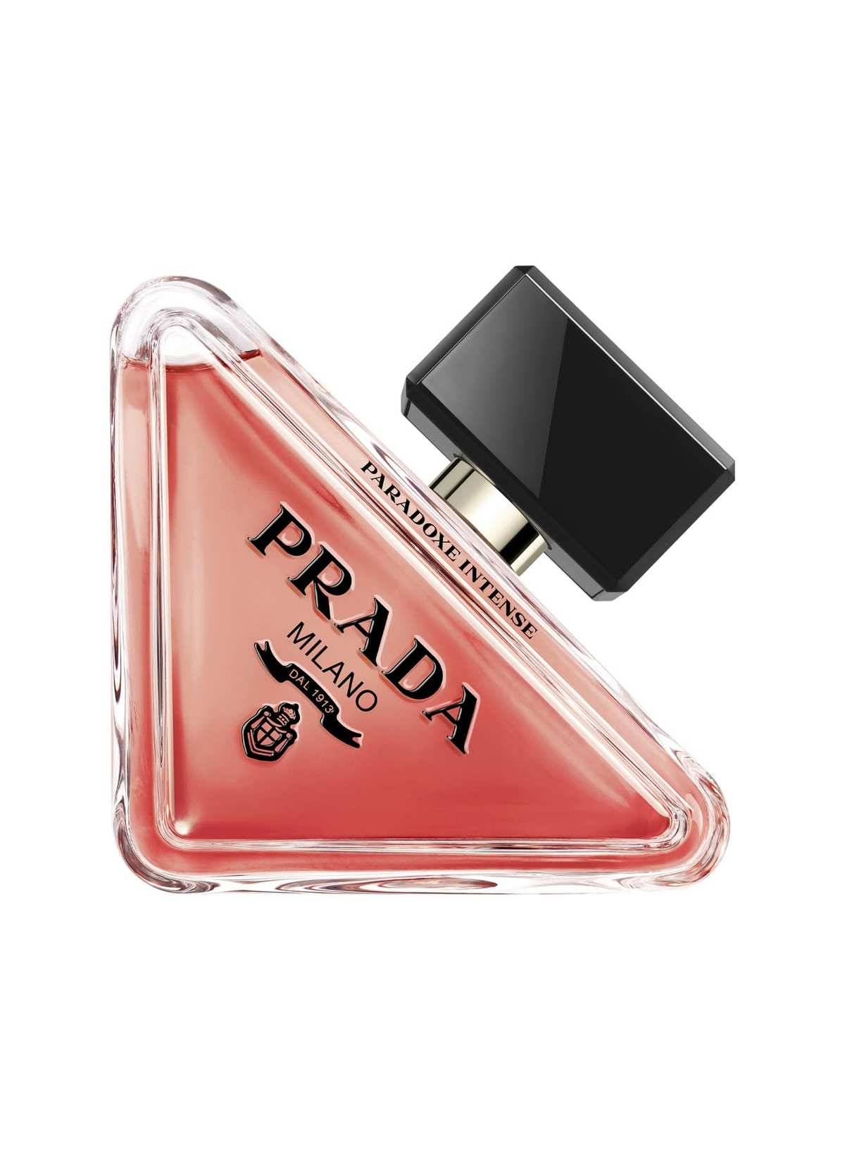 Eine Prada Milano Parfümflasche mit rosa Duft, dreieckiges klares Glas, schwarze Kappe und „Paradoxe Intense
