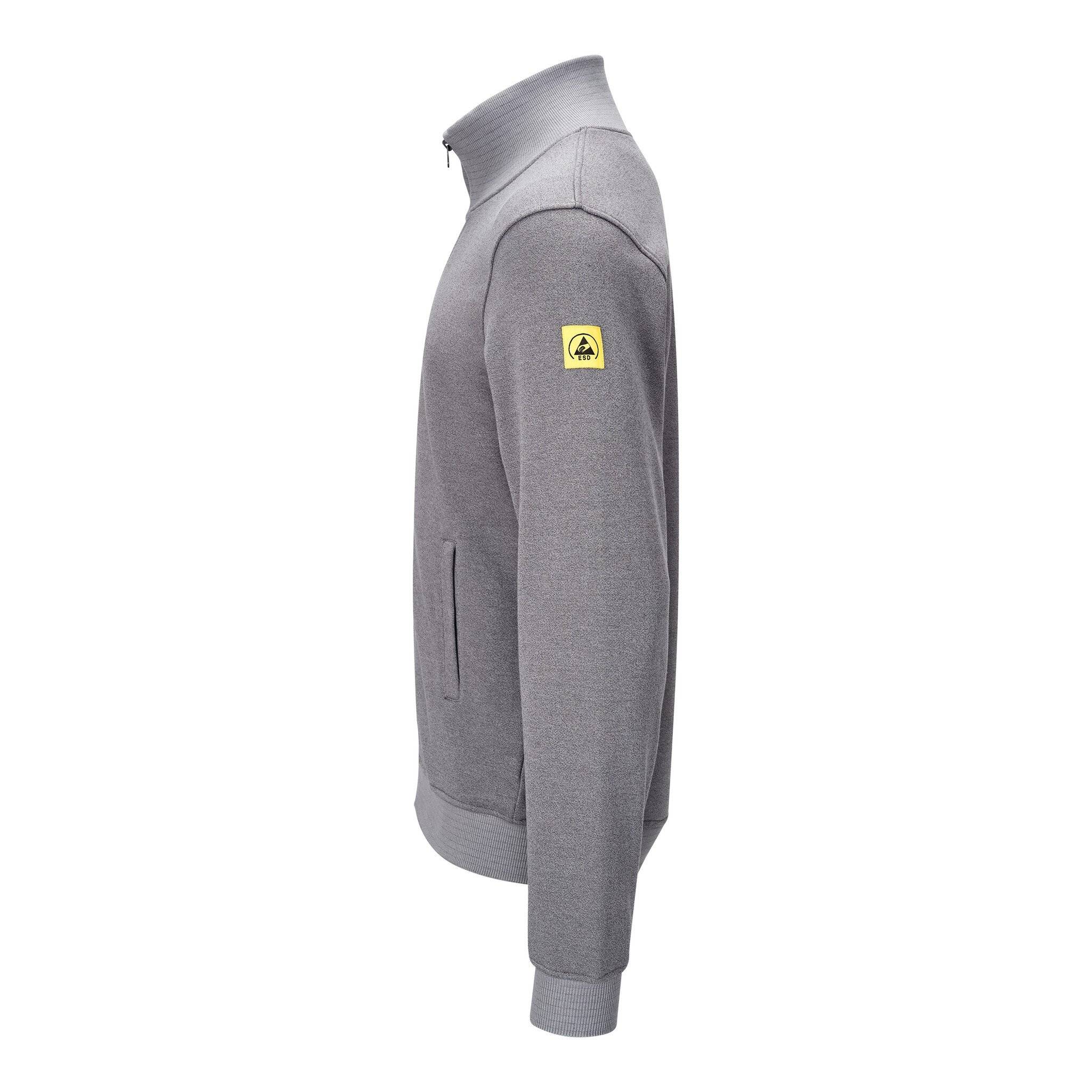 Graue Jacke mit langen Ärmeln und Reißverschluss, in Seitenansicht gezeigt, mit hohem Kragen, Brusttasche und kleinem gelbem Logo-Patch am Oberarm.