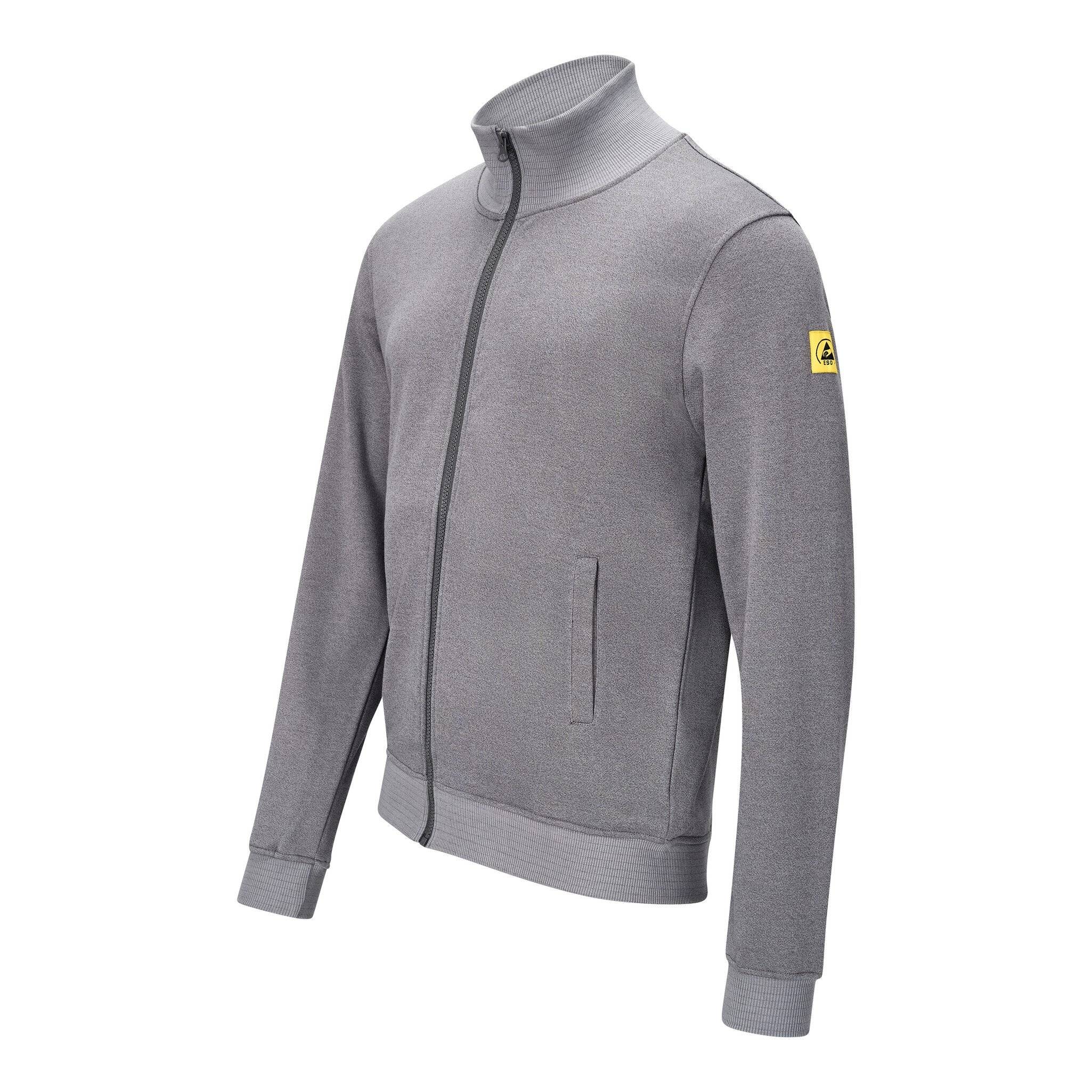 Graue Reißverschlussjacke mit Stehkragen, langen Ärmeln und einem kleinen gelben Logo-Patch auf dem oberen Ärmel, vor weißem Hintergrund dargestellt.