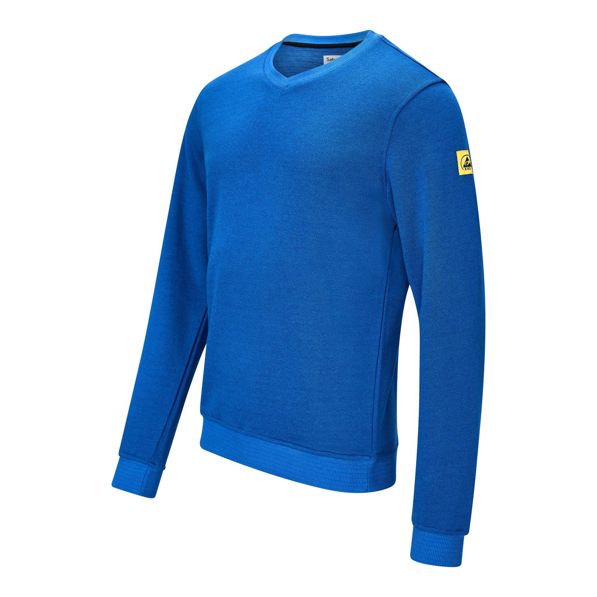 Blauer Pullover mit langen Ärmeln und V-Ausschnitt mit kleinem gelbem Ärmellogo, auf weißem Hintergrund dargestellt.