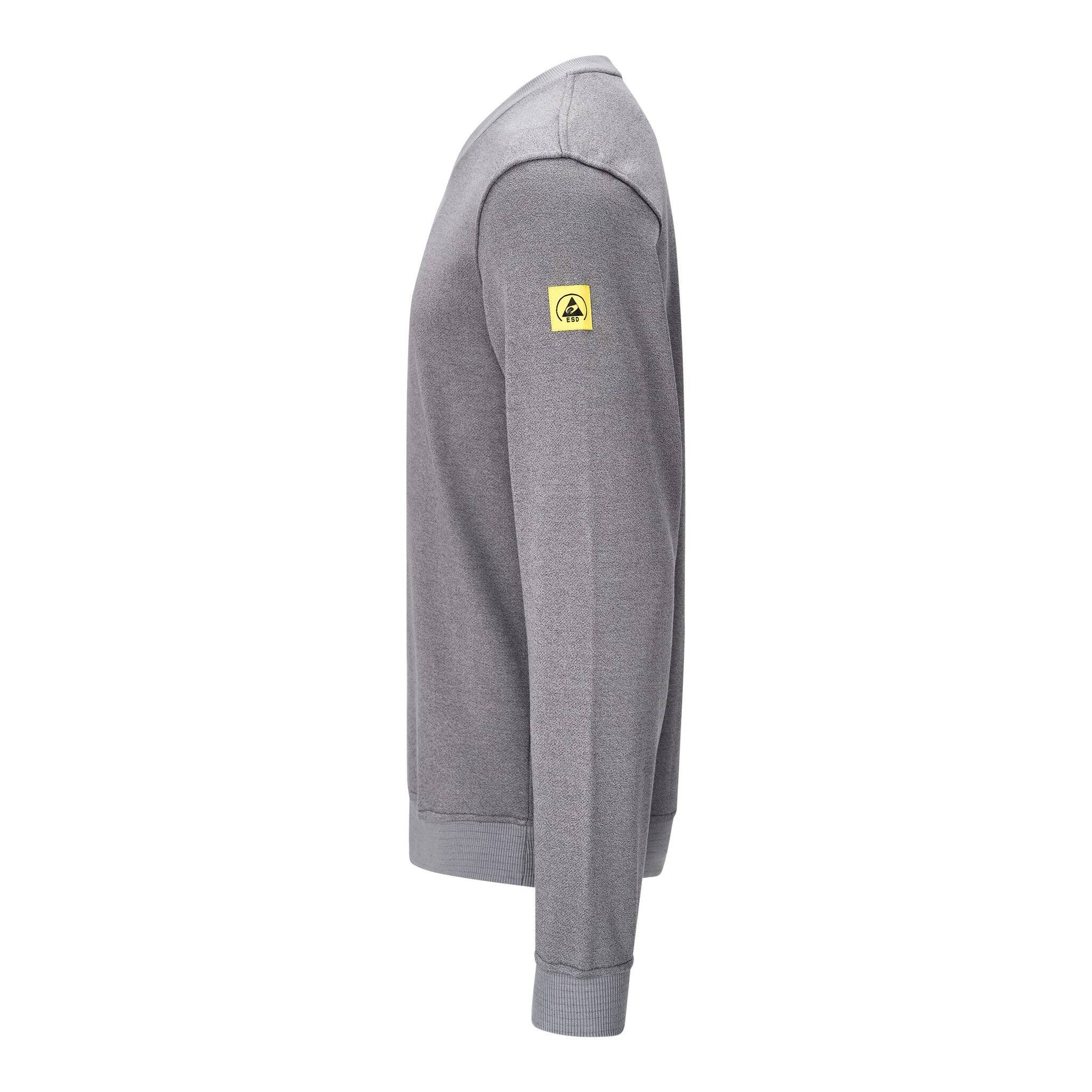 Graues Sweatshirt mit langen Ärmeln in Seitenansicht mit einem kleinen gelben Logo-Aufnäher auf dem oberen Ärmel.