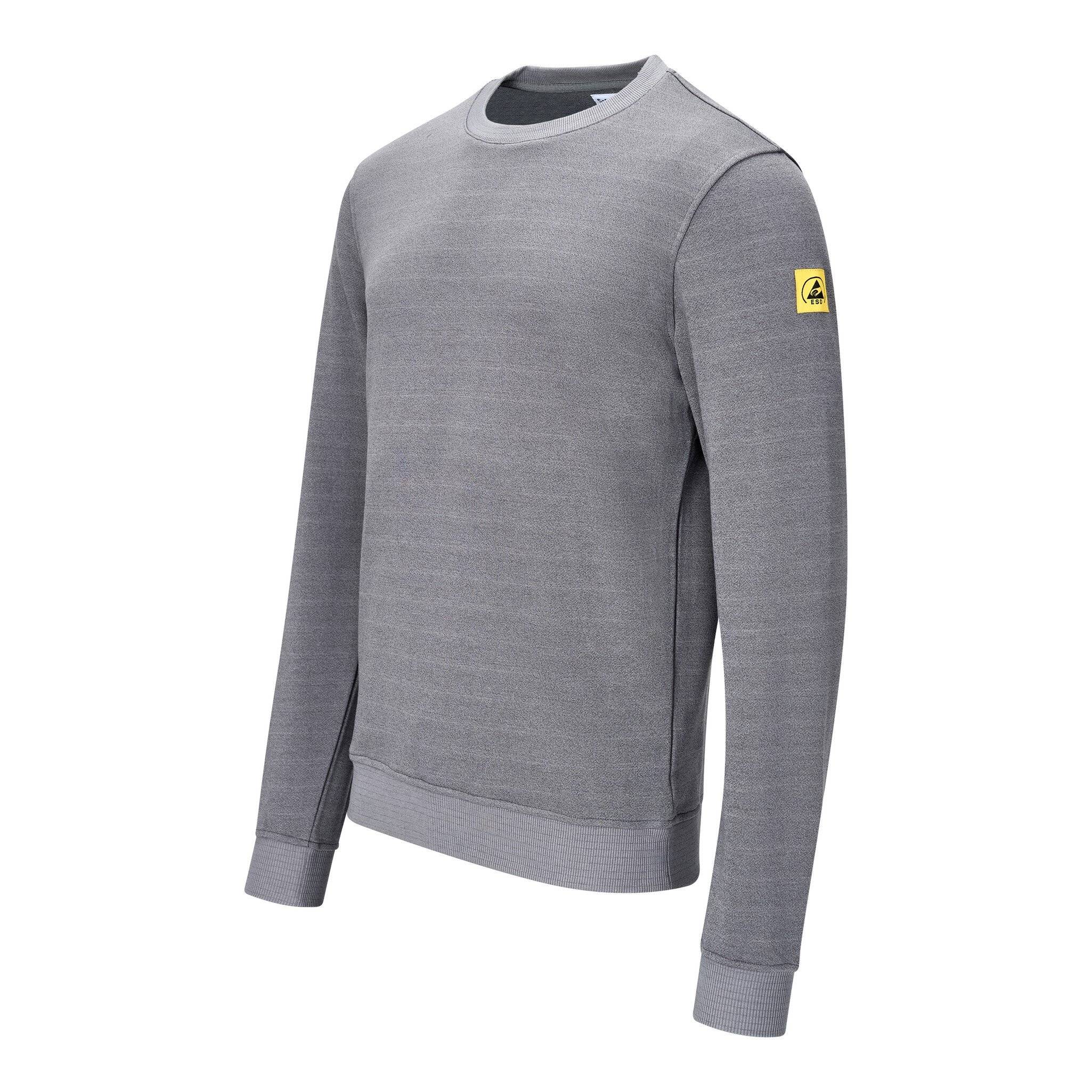 Graues langärmeliges Crewneck-Shirt auf weißem Hintergrund mit einem kleinen gelben Logo-Patch am Oberarm.