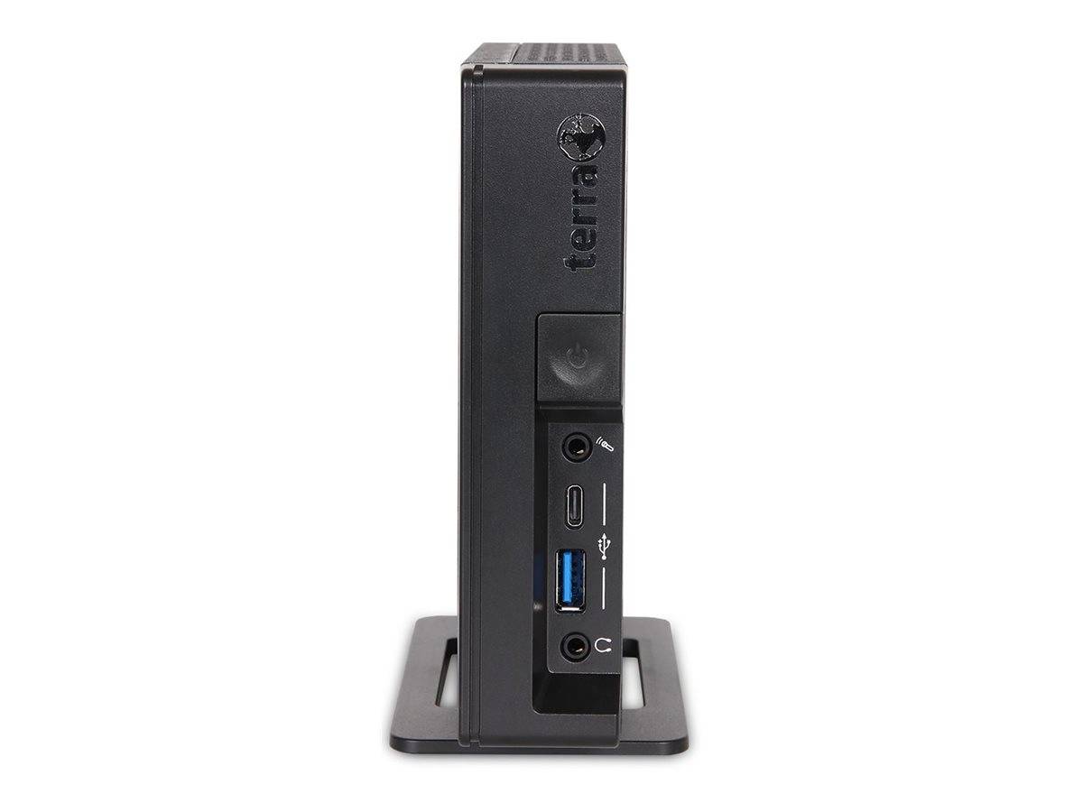 Seitenansicht eines schwarzen Terra Mini-PCs auf einem Ständer, der die vorderen Anschlüsse einschließlich USB, USB-C und Audiobuchse zeigt.