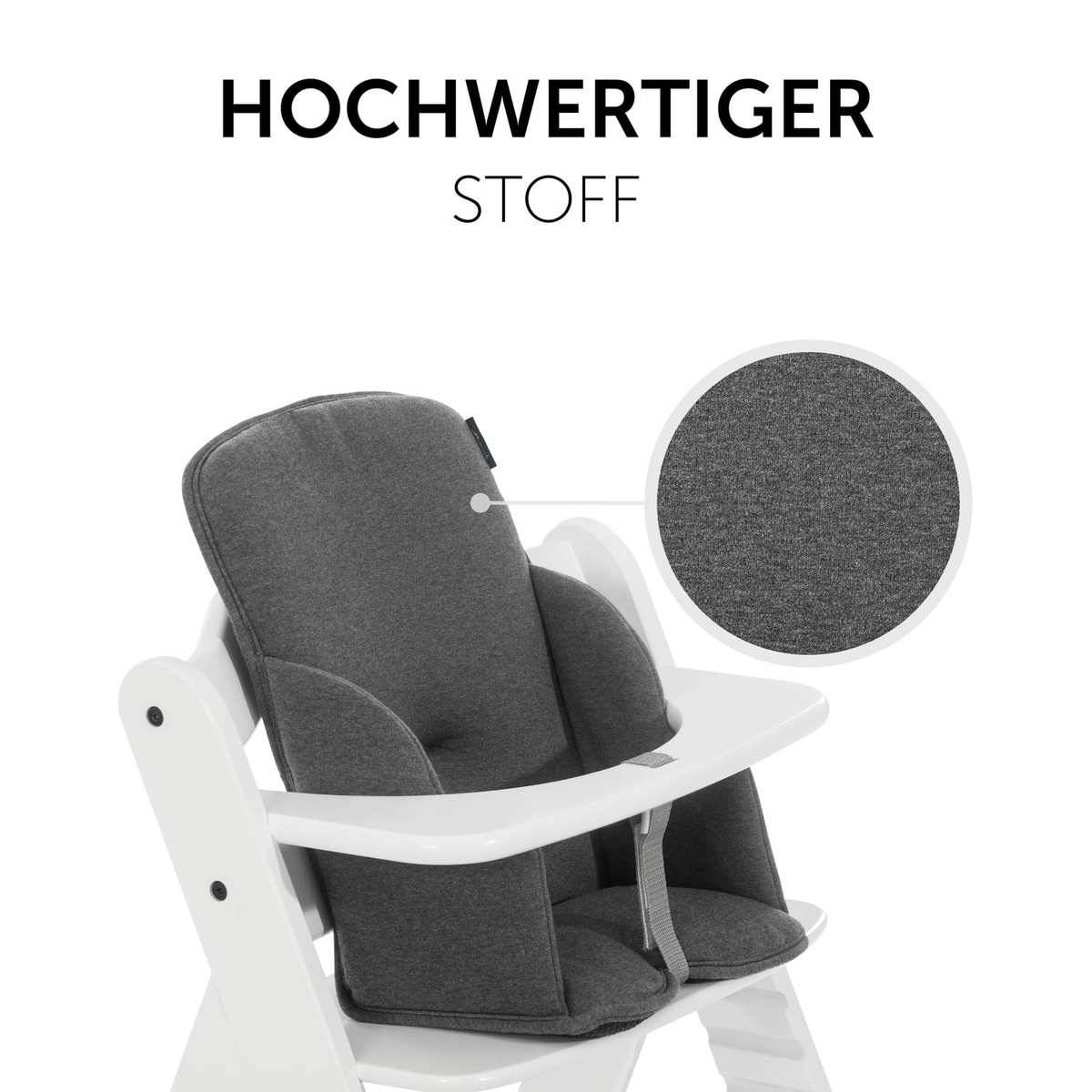 Hochstuhl mit dunkelgrauem Stoffsitz und einem Nahaufnahmekreis, der das hochwertige Premium-Material "HOCHWERTIGER STOFF"" zeigt.