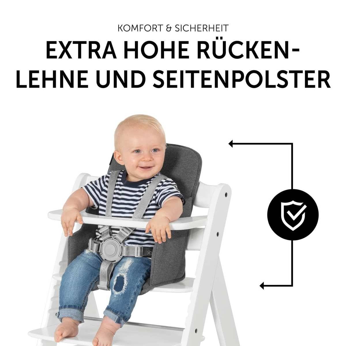 Entzückendes Baby, das in einem weißen Hochstuhl mit extra hoher Rückenlehne und Seitenkissen sitzt, durch einen Sicherheitsgurt gesichert; deutscher Text hebt Komfort und Sicherheit hervor.