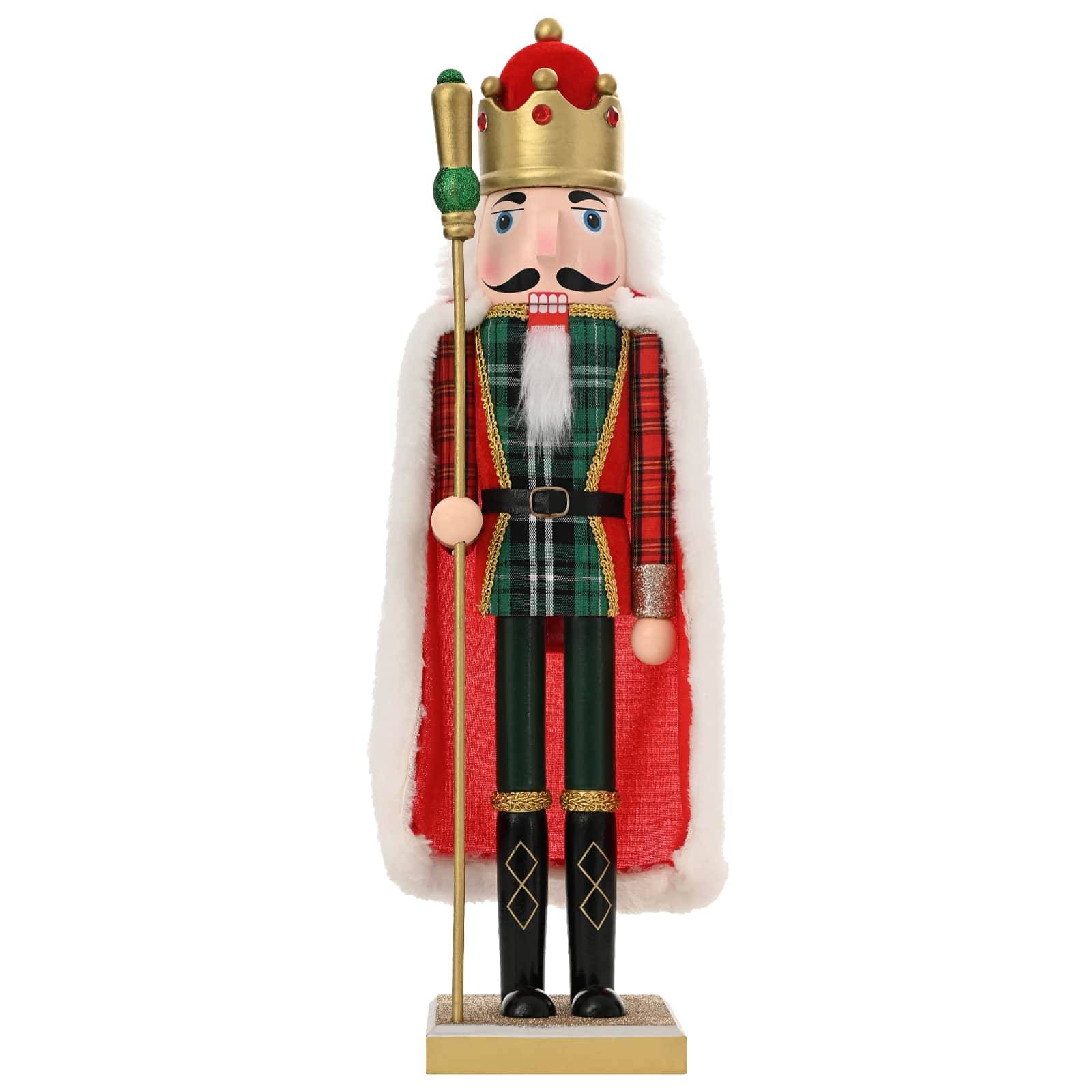 Eine dekorative Nussknacker-Figur gekleidet als König, mit einer goldenen Krone und einem roten Umhang, einen Stab in den Händen haltend, vor weißem Hintergrund.
