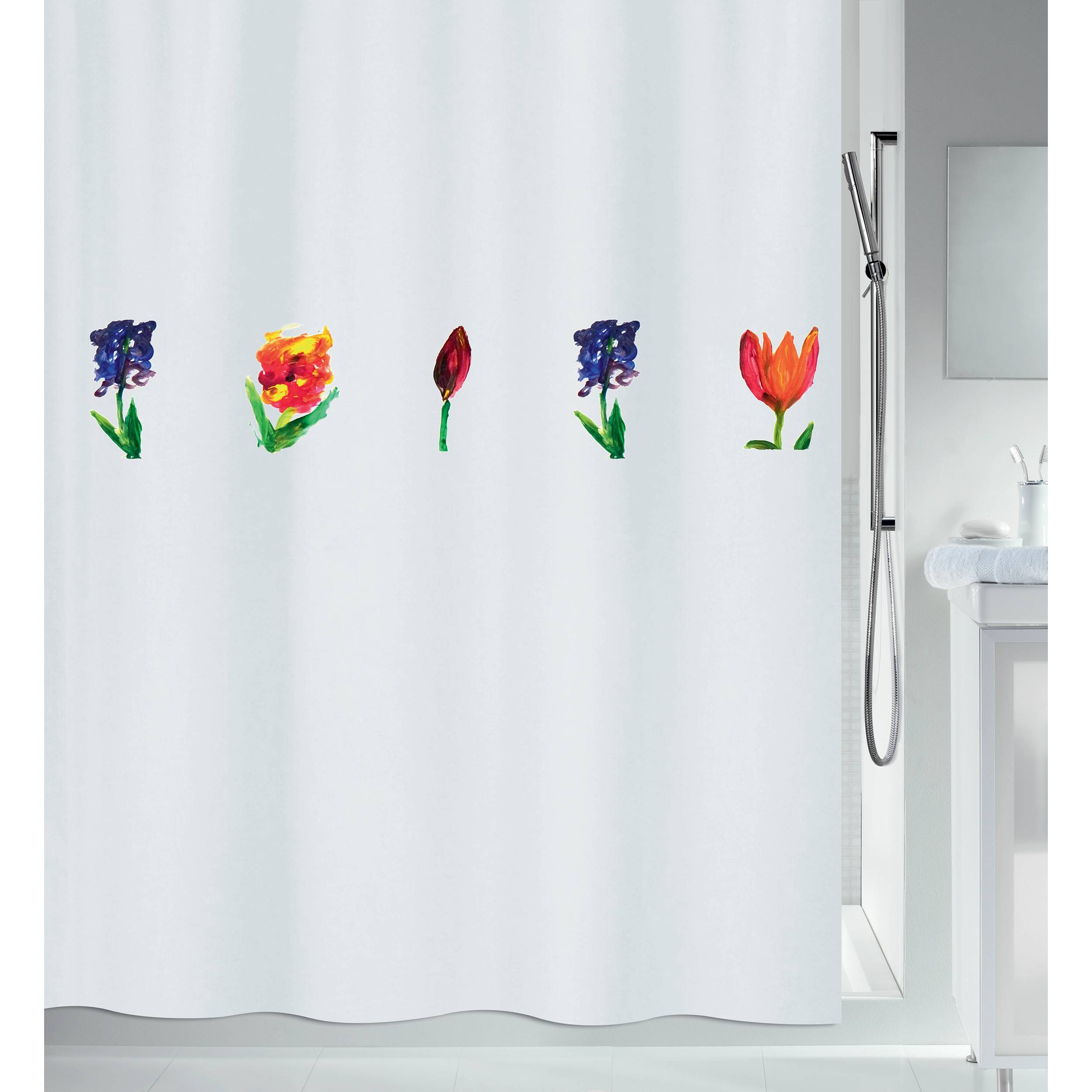 Weißer Duschvorhang mit fünf bunten Blumenmalereien, in einem Badezimmer neben einer Glasdusche und einem Waschbecken.