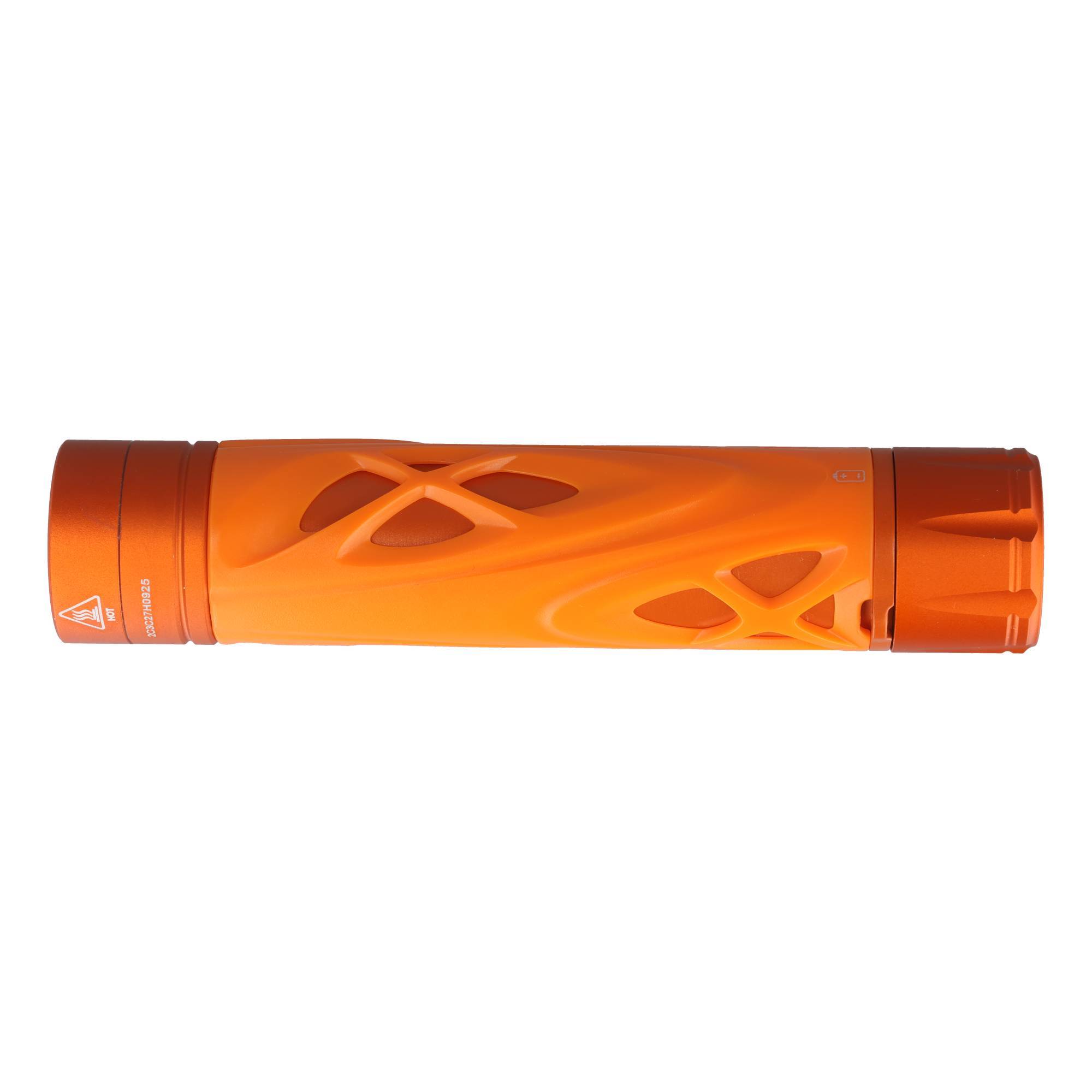 Orange zylinderförmige Taschenlampe mit strukturiertem Ausschnittgriff, horizontal auf weißem Hintergrund dargestellt.