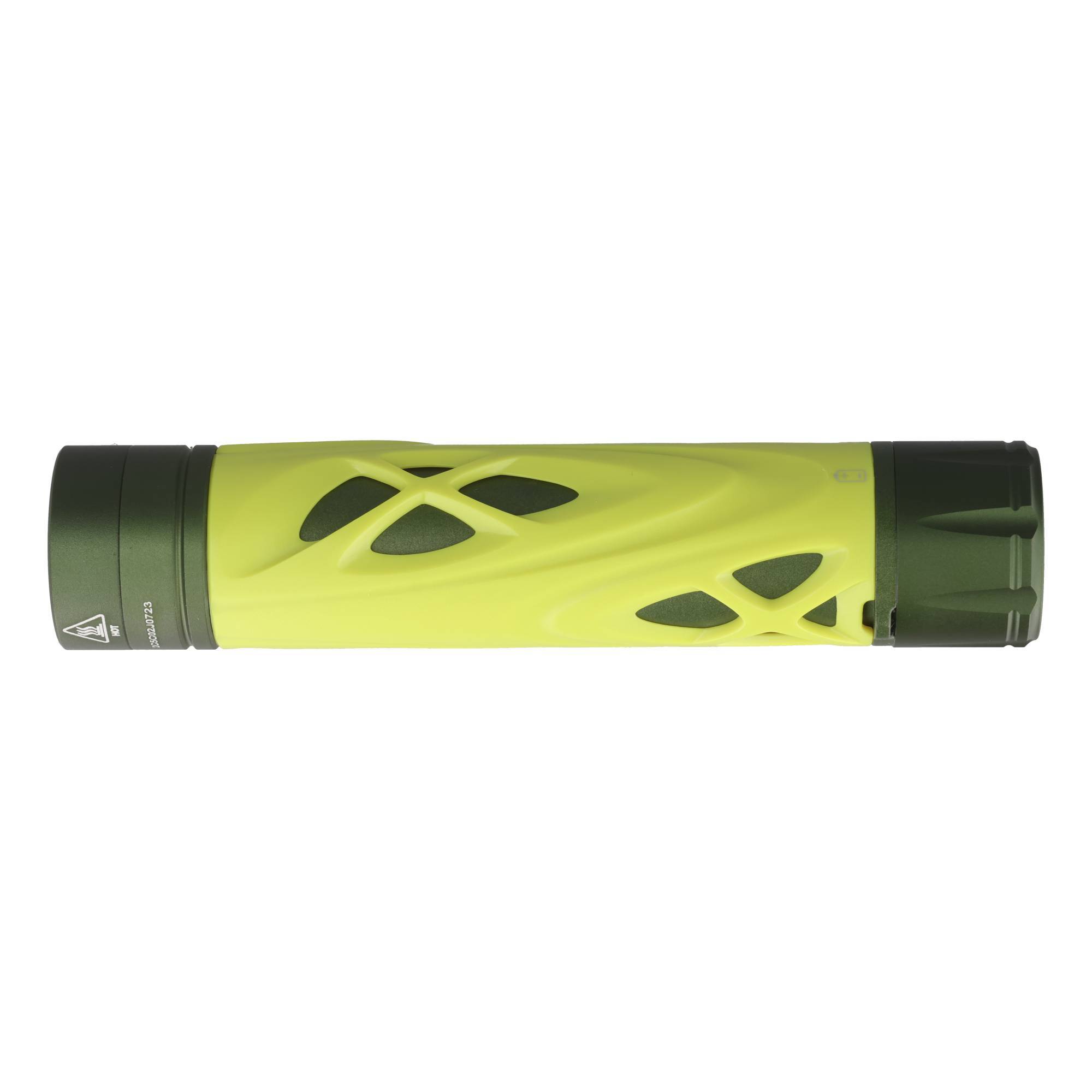 Grüne zylindrische Taschenlampe oder Laterne mit schwarzen Endkappen, horizontal auf weißem Hintergrund dargestellt.