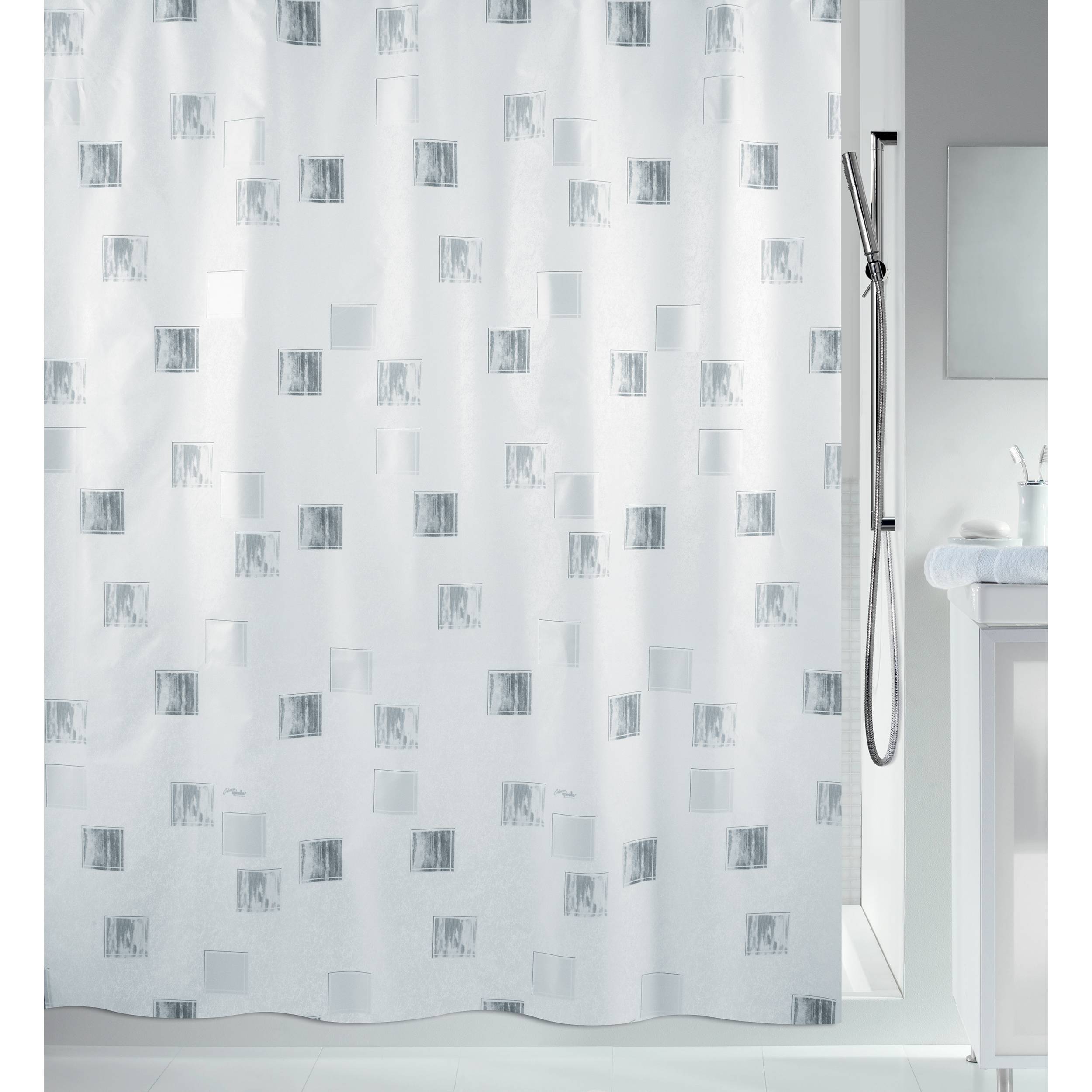 Weißer Duschvorhang mit einem subtilen grauen Quadratmuster in einem hellen Badezimmer, hängend neben einer Dusche und einem Waschbecken.
