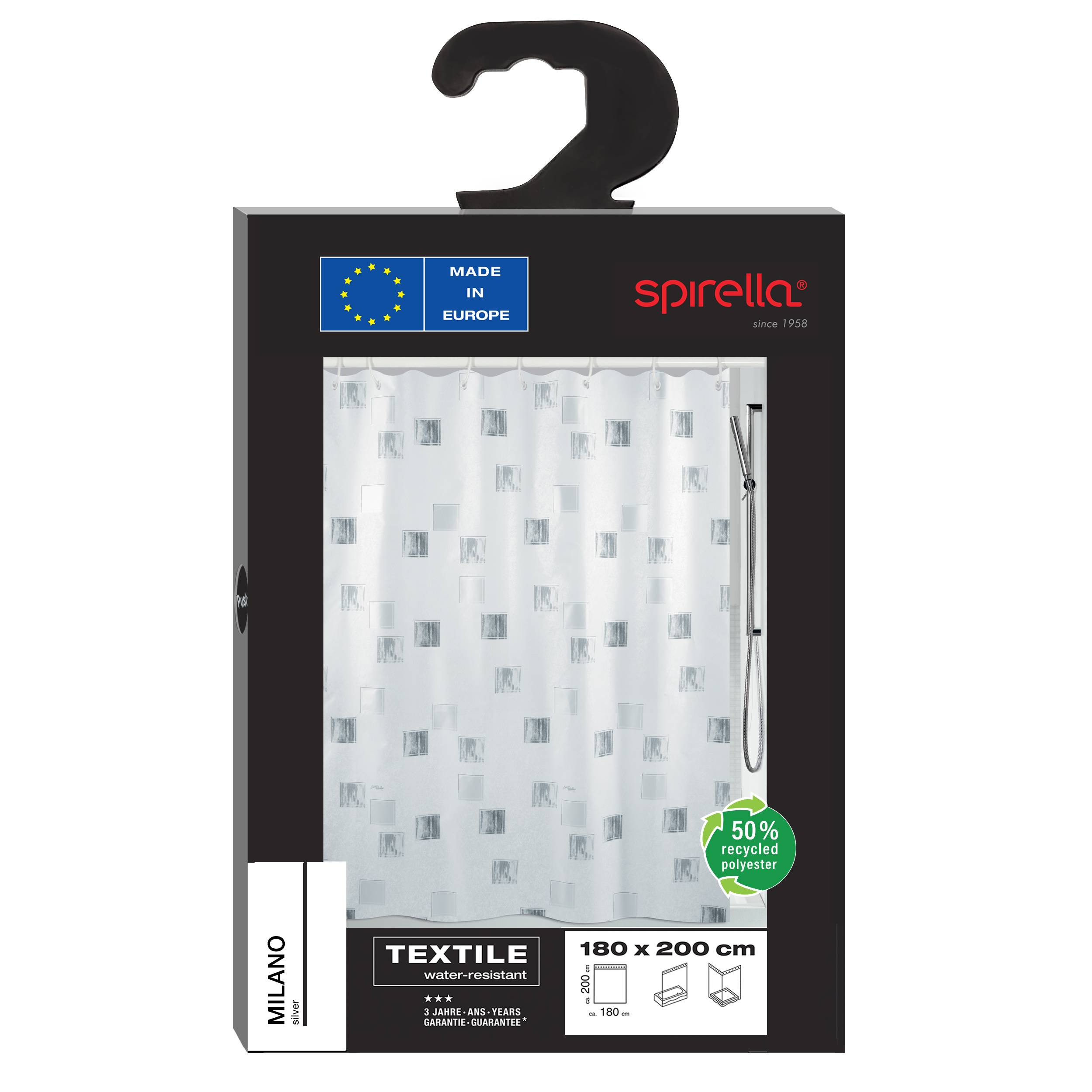 Weiße Duschvorhang-Verpackung in schwarzer Schachtel, mit den Bezeichnungen „Spirella" und „Textile"", Größe 180 x 200 cm und Abzeichen „50% recyceltes Polyester"".
