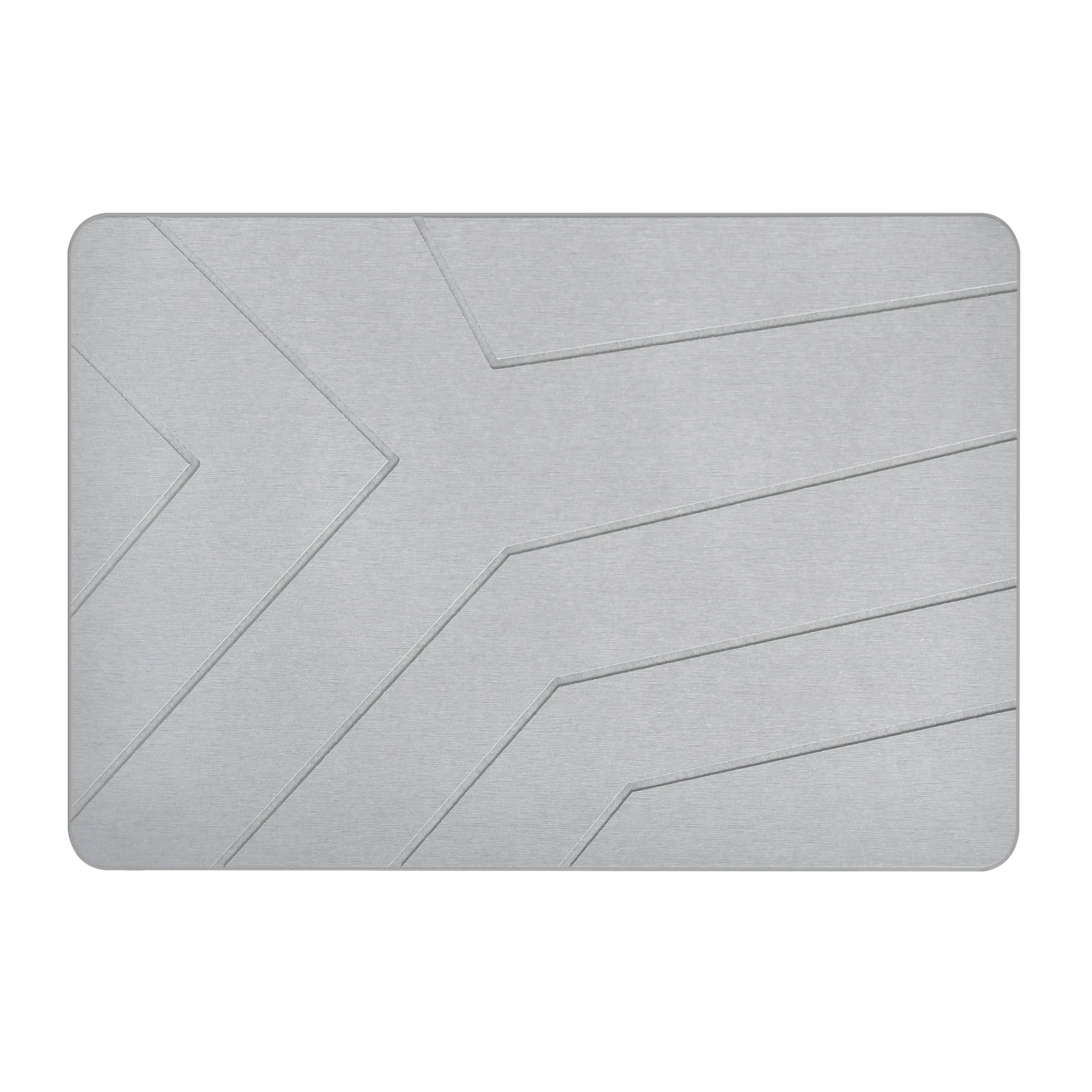 Abstraktes silberfarbenes strukturiertes Paneel mit sich kreuzenden diagonal gravierten Linien und abgerundeten Ecken.
