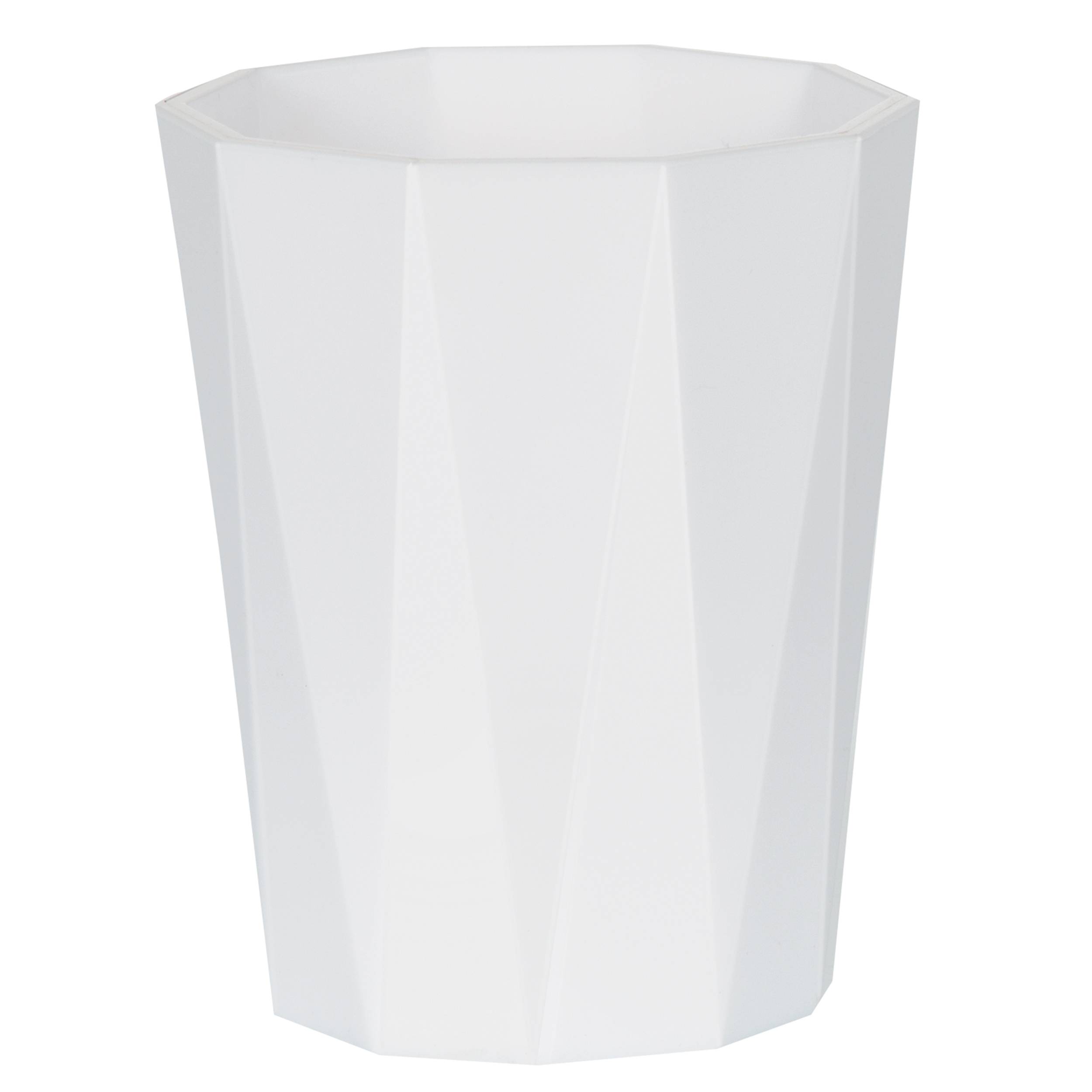 Transparenter facettierter Kunststoffbecher auf weißem Hintergrund.