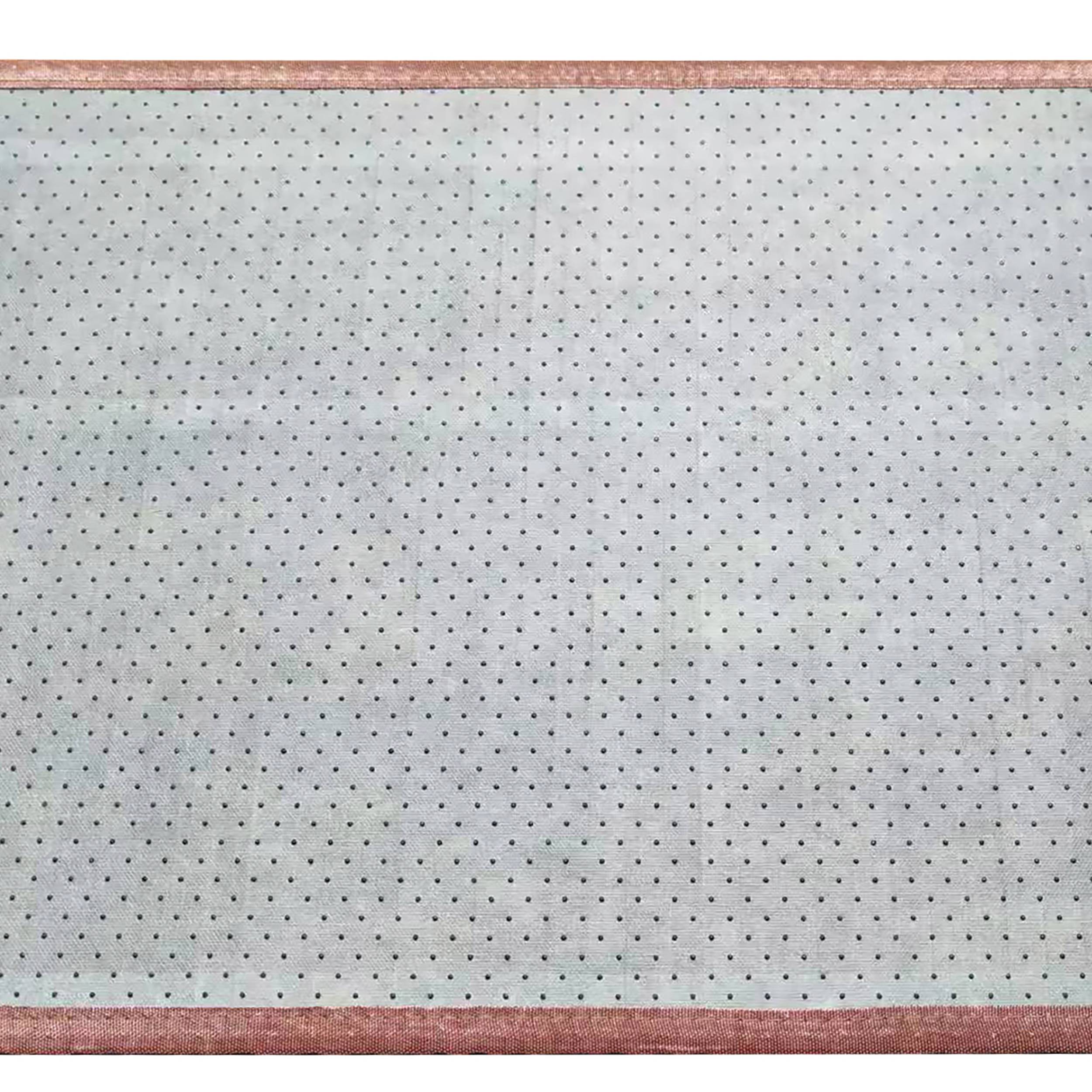 Hellgraues Stoff- oder Papiermaterial mit einem wiederholenden kleinen schwarzen Punktmuster, oben und unten von dünnen rosa Bändern eingefasst.