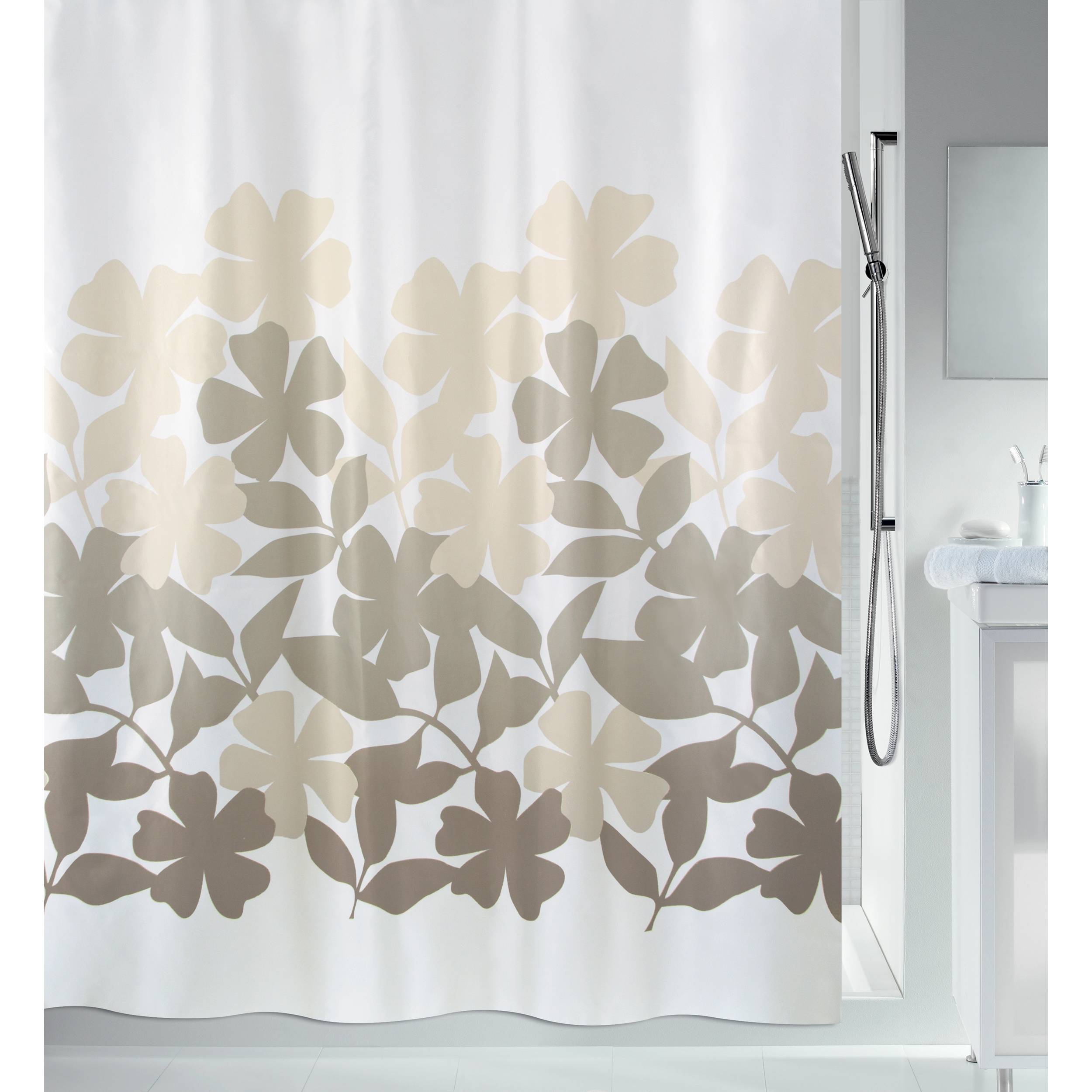 Beige und Taupe gemusterter Duschvorhang mit Blumenmuster in einem Badezimmer, der teilweise eine Dusche mit sichtbarem verchromtem Duschkopf und weißem Waschbecken abdeckt.