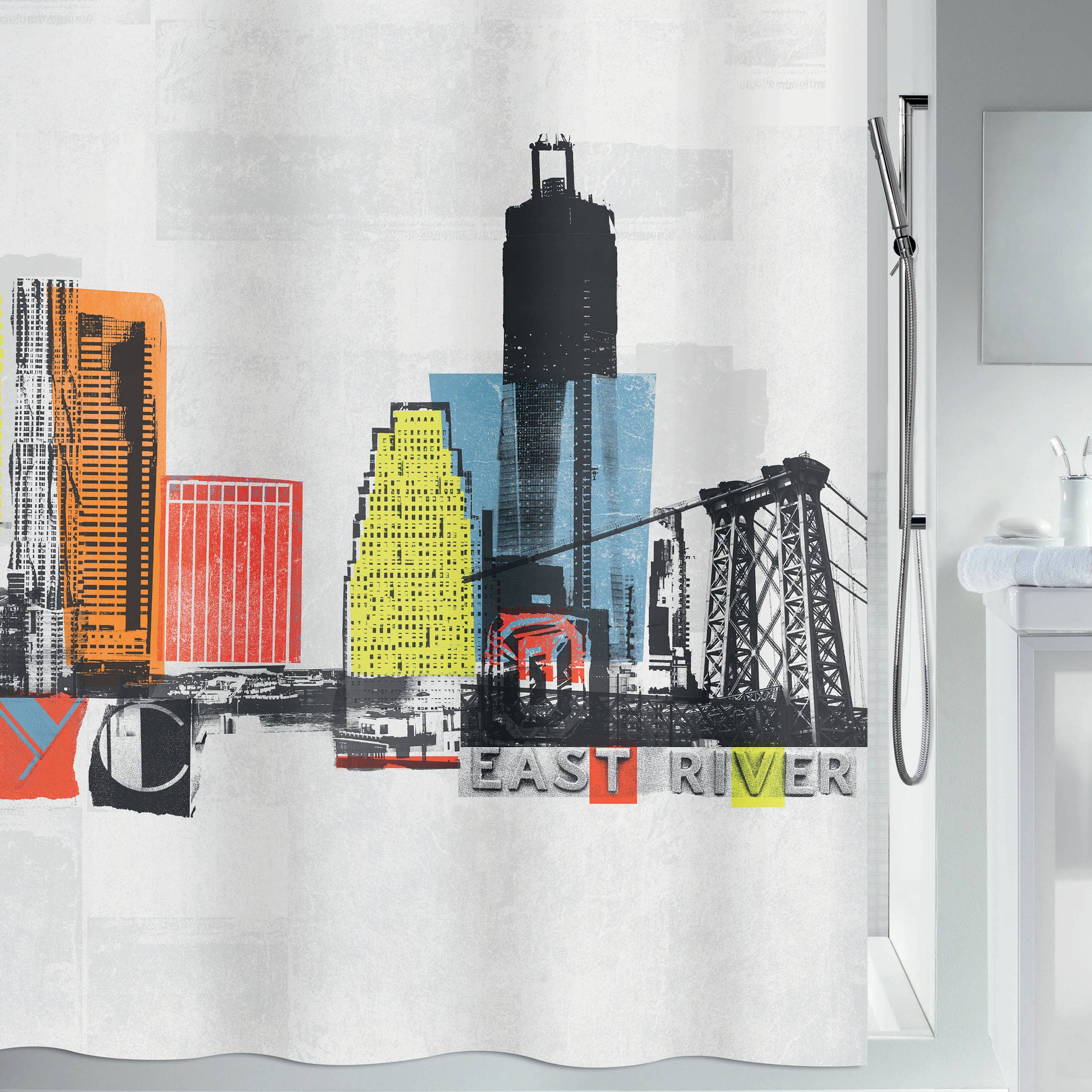 Duschvorhang mit einer bunten stilisierten New-York-City-Skyline und dem Text „EAST RIVER