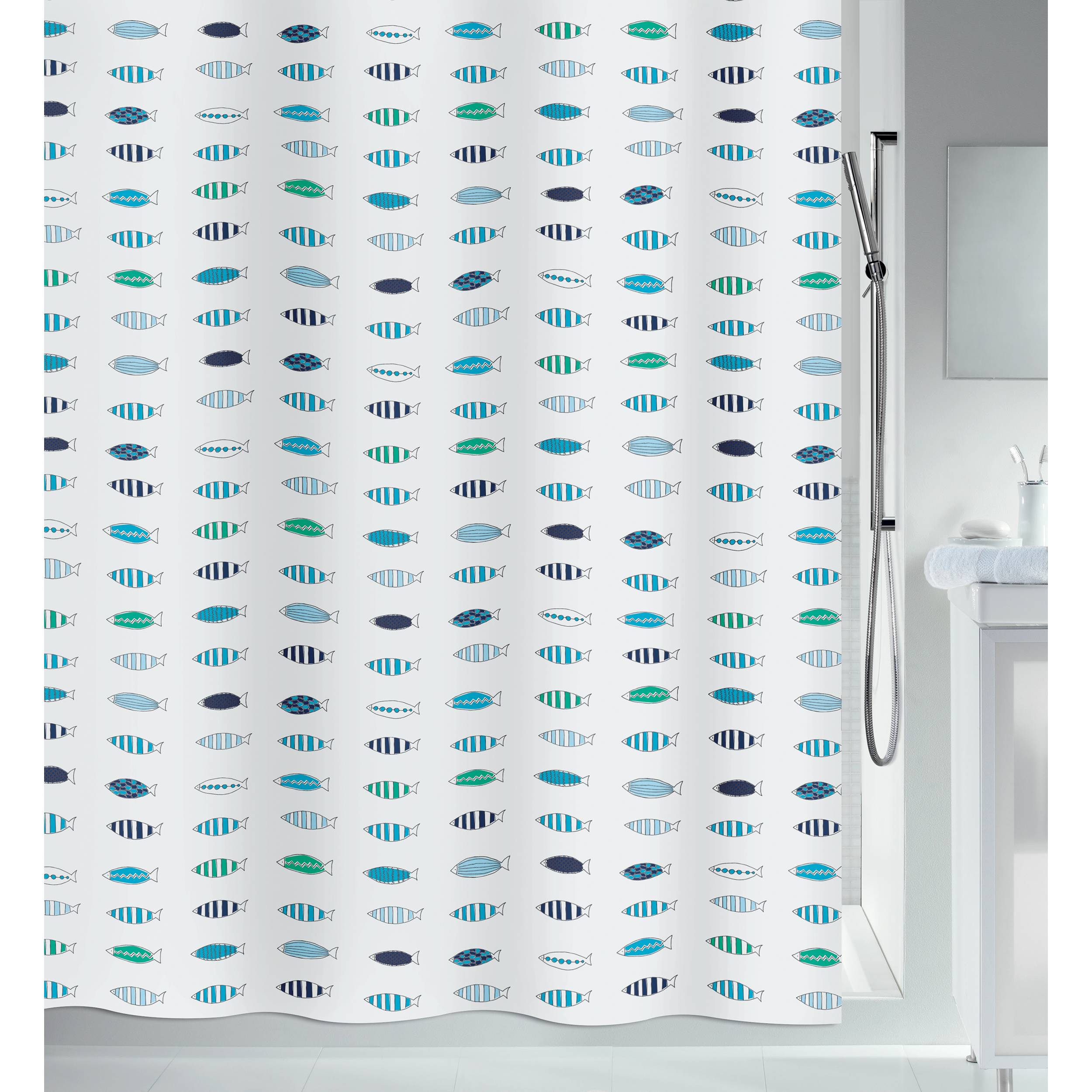 Badezimmer-Duschvorhang mit einem sich wiederholenden blau- und blaugrünen Fischmuster neben einer Dusche und einem Waschbecken.