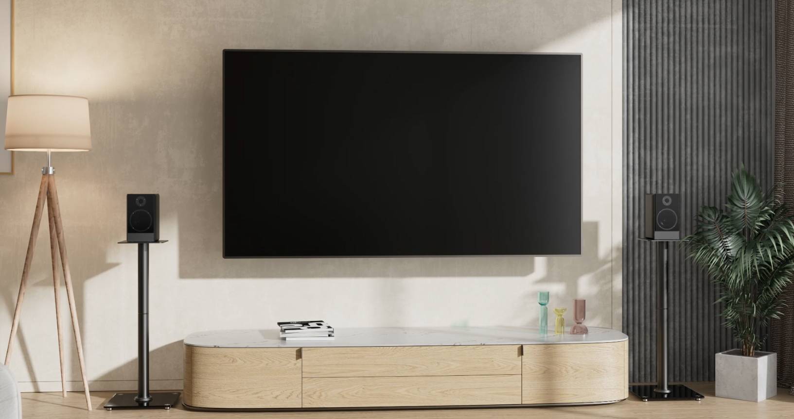 Modernes Wohnzimmer mit einem großen an der Wand montierten Fernseher, Lautsprecherständern, niedriger Holzmedienkonsole, Stehleuchte und Topfpflanze.
