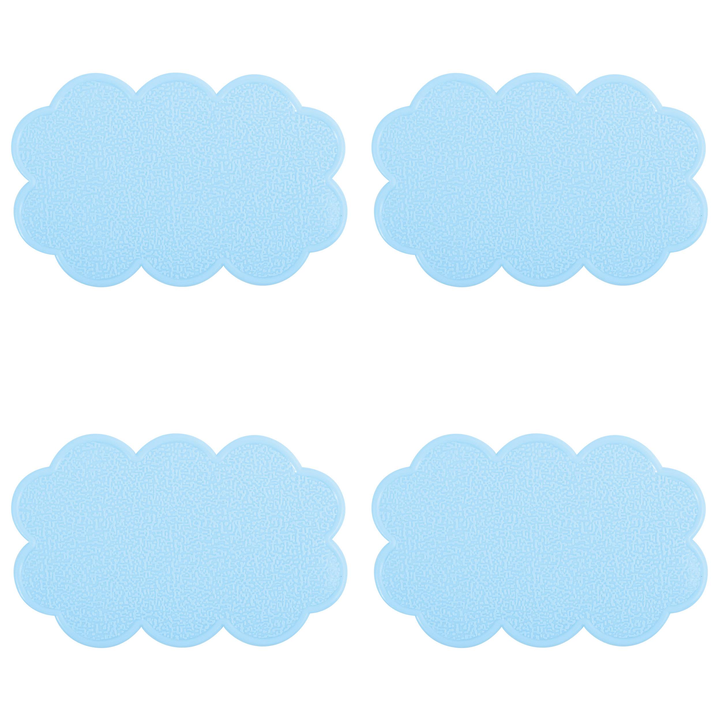 Vier hellblaue wolkenförmige Etiketten oder Aufkleber, die in einem 2x2-Gitter auf weißem Hintergrund angeordnet sind.