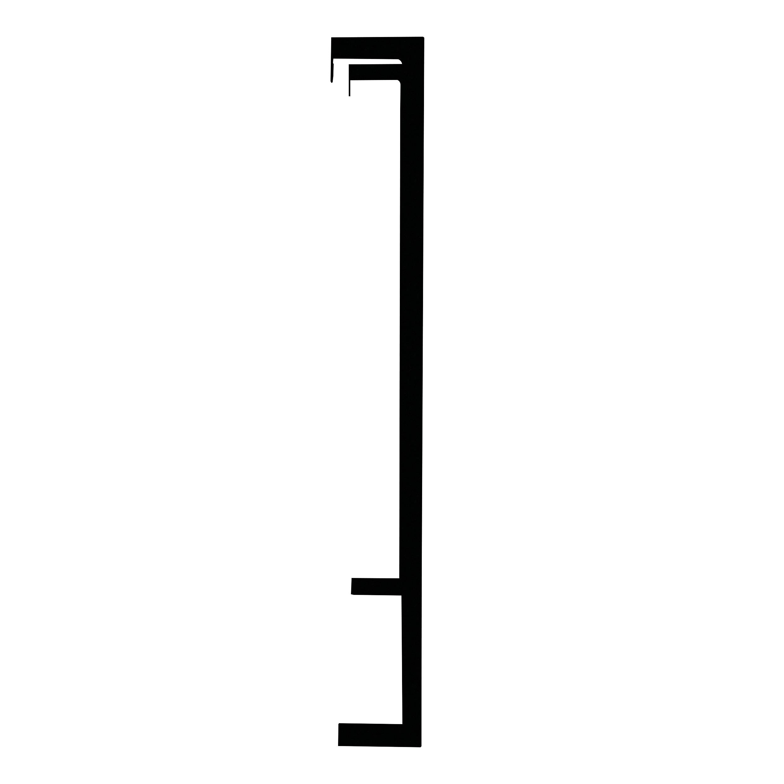 Schwarzes klammerartiges Symbol, das einer hohen rechten eckigen Klammer auf weißem Hintergrund ähnelt.