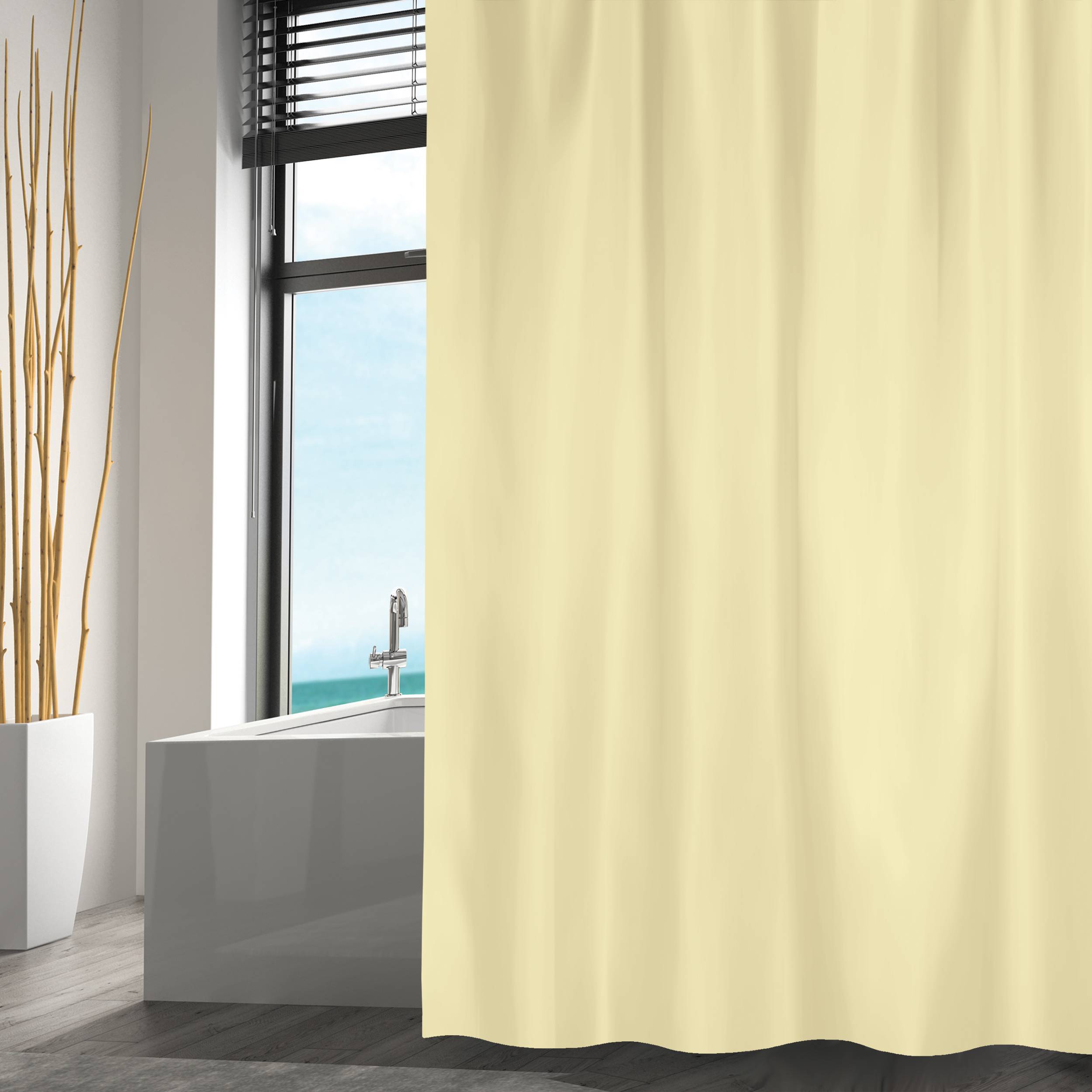 Ein hellgelber Duschvorhang verdeckt teilweise ein modernes Badezimmer mit einem Fenster, einer Badewanne und einer hohen weißen Vase mit dekorativen Schilfrohren.