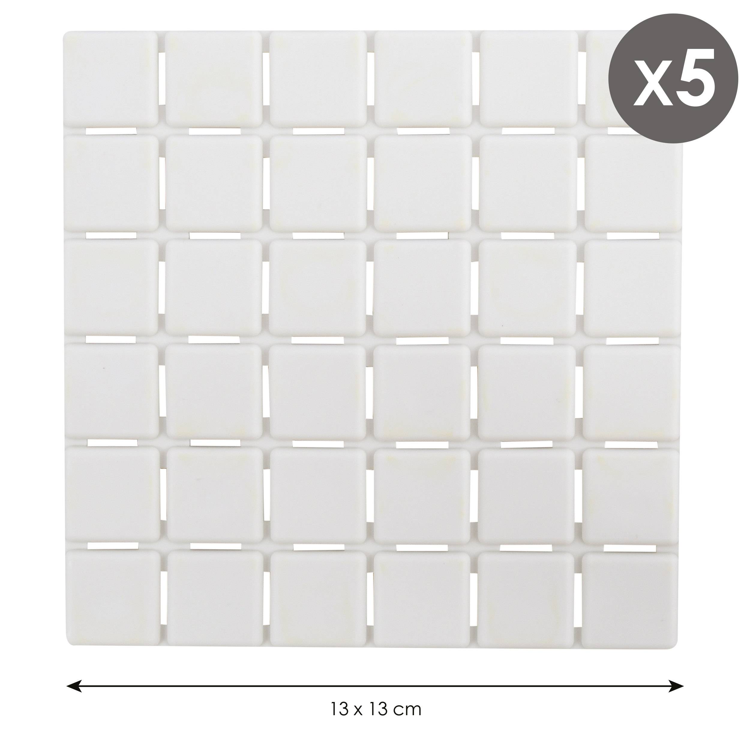 Weiße quadratische Mosaikfliesenmatte in einem 13 x 13 cm Raster angeordnet, gezeigt als Packung mit 5 Stück.
