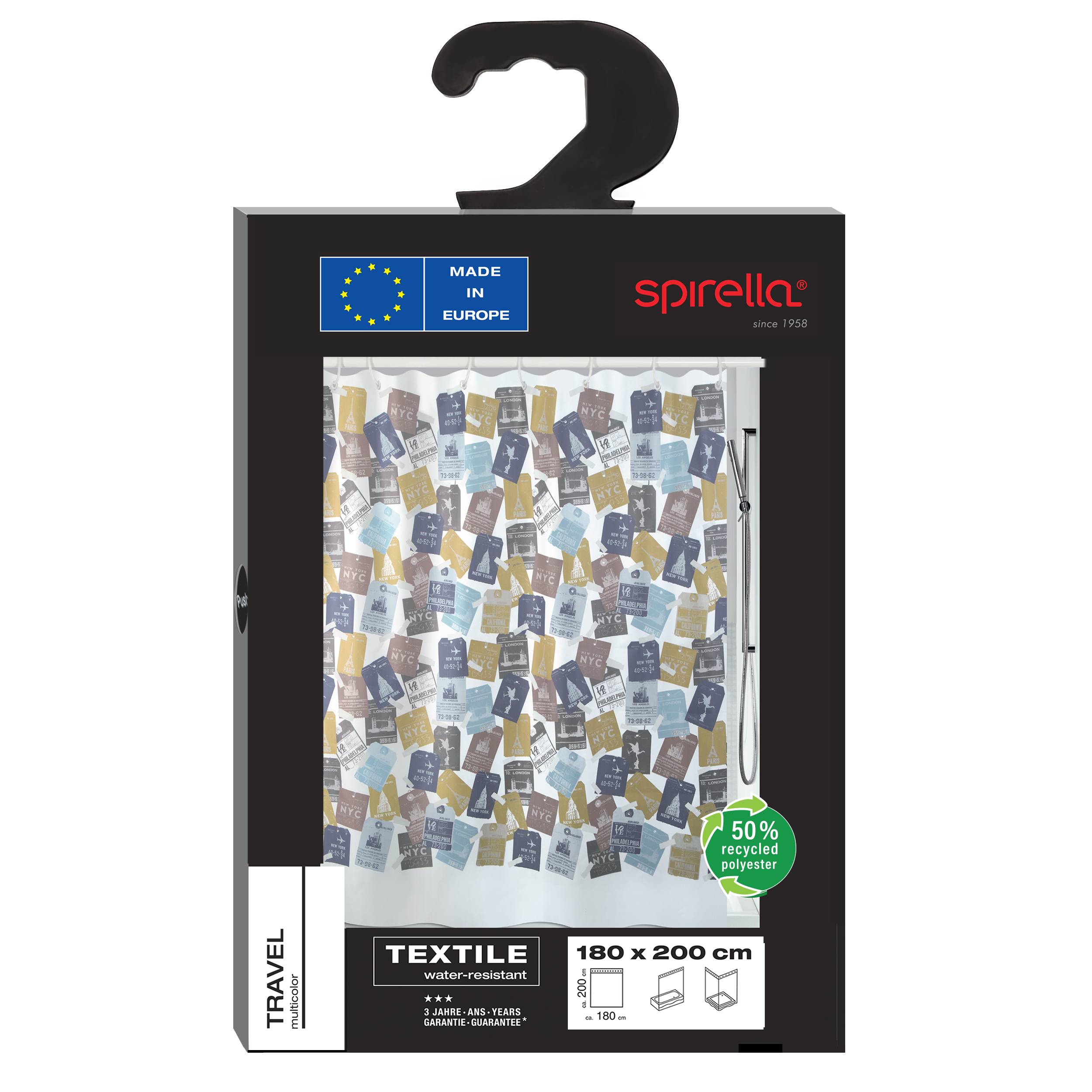 Reiseduschvorhang von Spirella in der Verpackung, mit der Kennzeichnung „Made in Europe" und „50% recyceltes Polyester"", mit Textildimensionen von 180 x 200 cm.