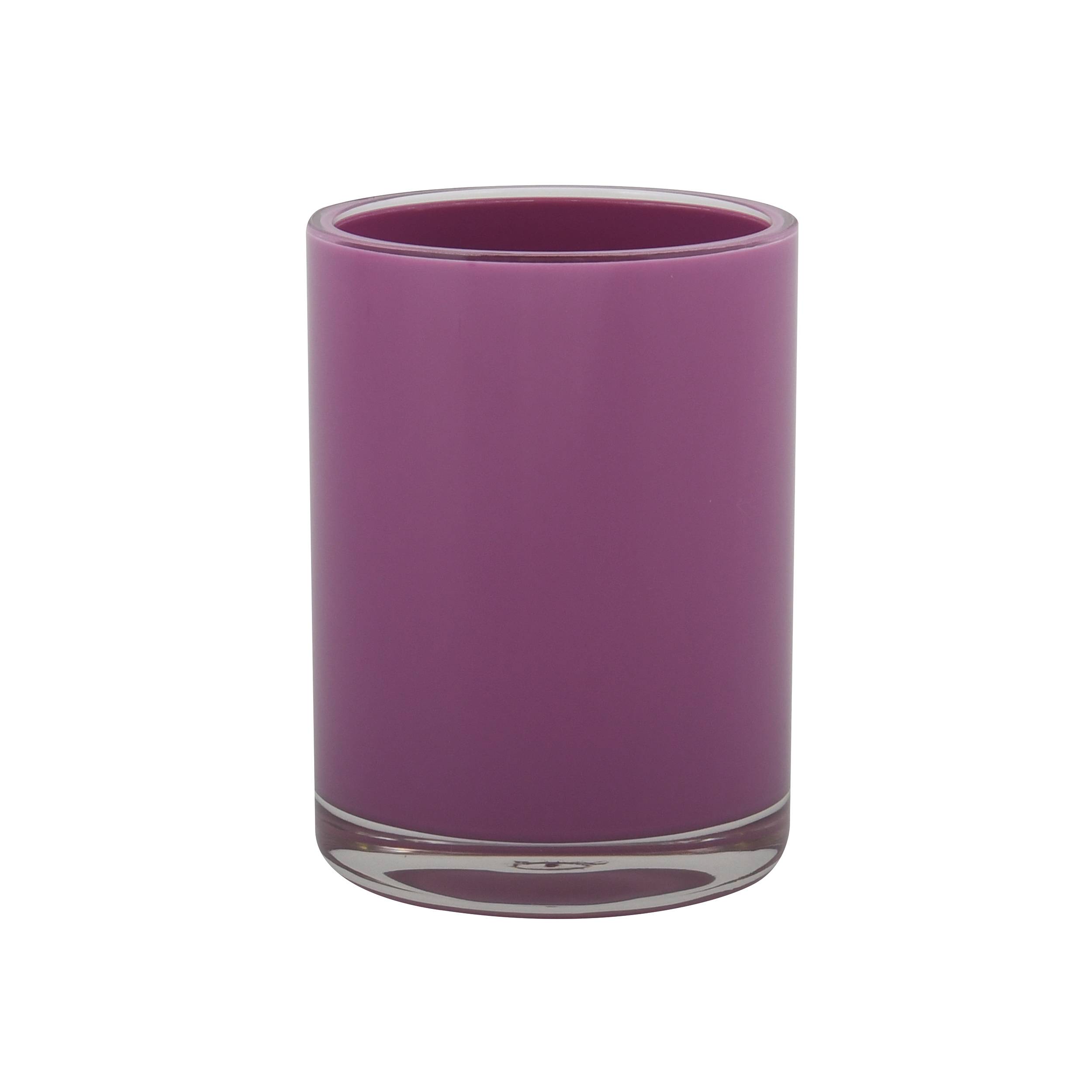 Violetter zylindrischer Glaskerzenhalter auf weißem Hintergrund.
