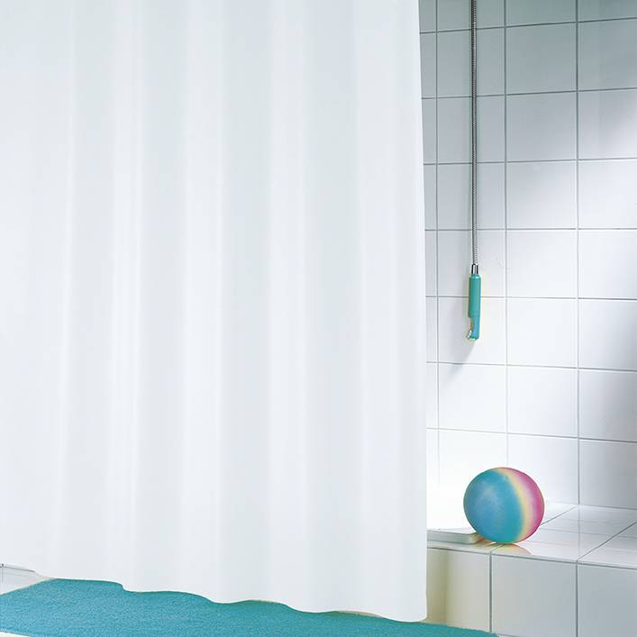 Weißer Duschvorhang in einem gefliesten Badezimmer, mit einem türkisfarbenen hängenden Griff und einem gestreiften Wasserball, der auf dem Badewannenrand ruht.