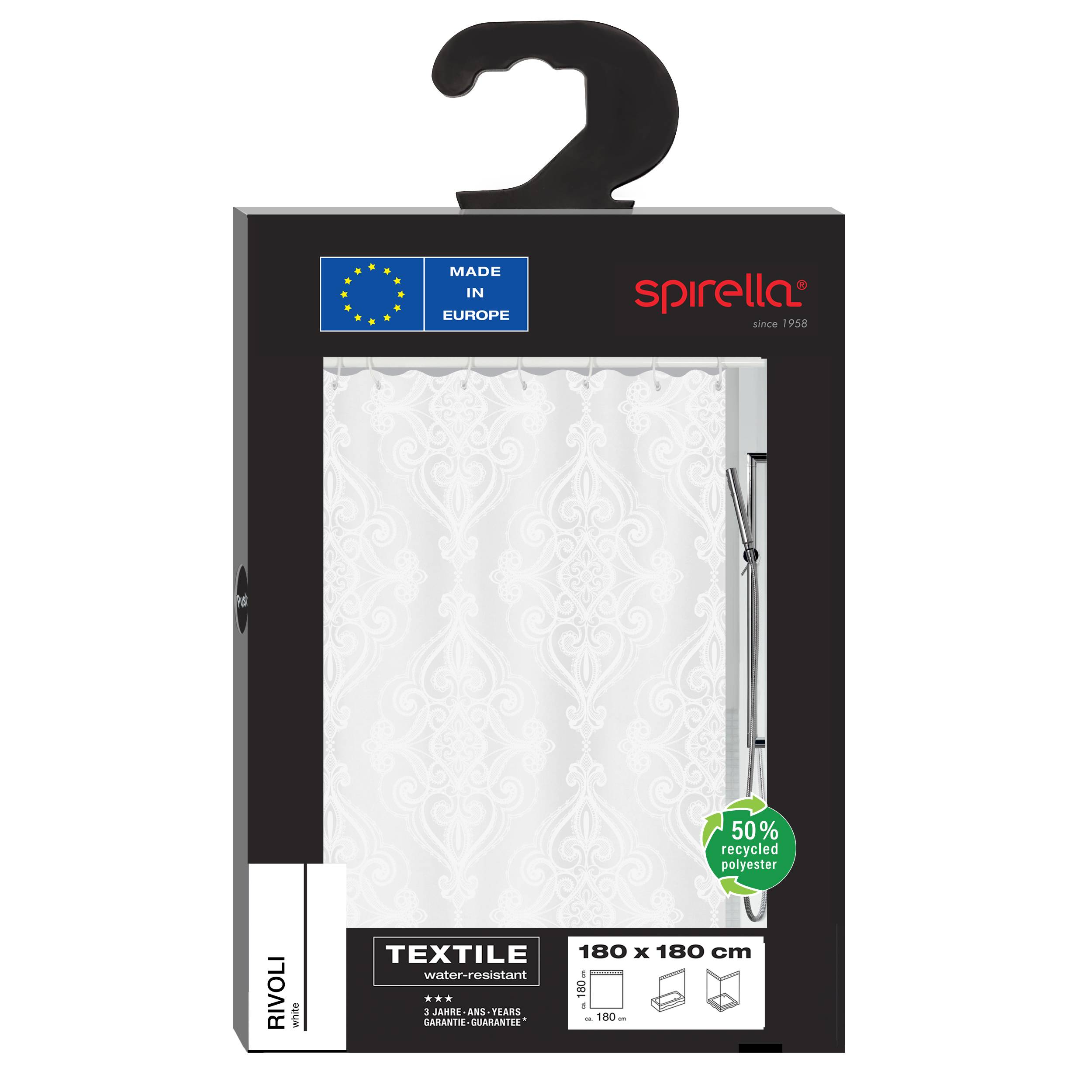 Verpackter weißer Duschvorhang mit strukturiertem Damastmuster, gekennzeichnet mit „Spirella", „Made in Europe"", „50% recyceltes Polyester"" und „180 x 180 cm"".
