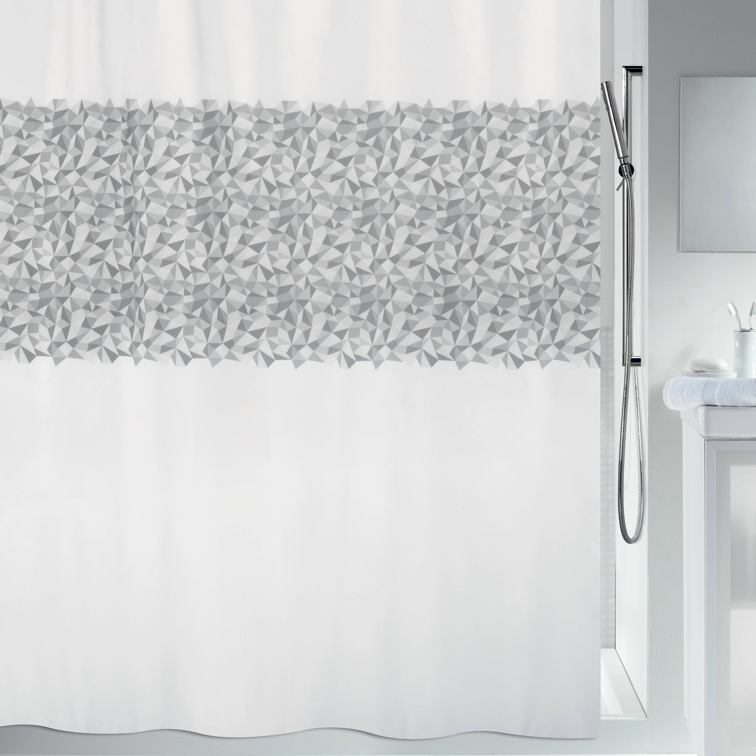 Weißer Duschvorhang mit einem grauen geometrischen Mosaikband über der oberen Mittelserie neben einer modernen Dusche und einem Waschbecken in einem hellen Badezimmer.