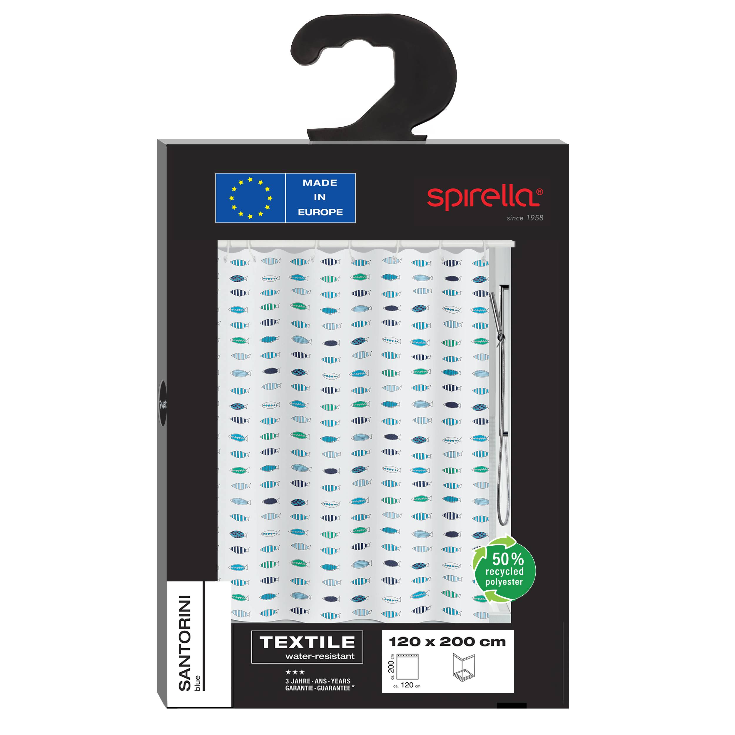 Verpackung für einen Textil-Duschvorhang von Spirella mit einem "Made in Europe""-Label, Größe 120 x 200 cm und einem ""50% recyceltes Polyester""-Abzeichen.
